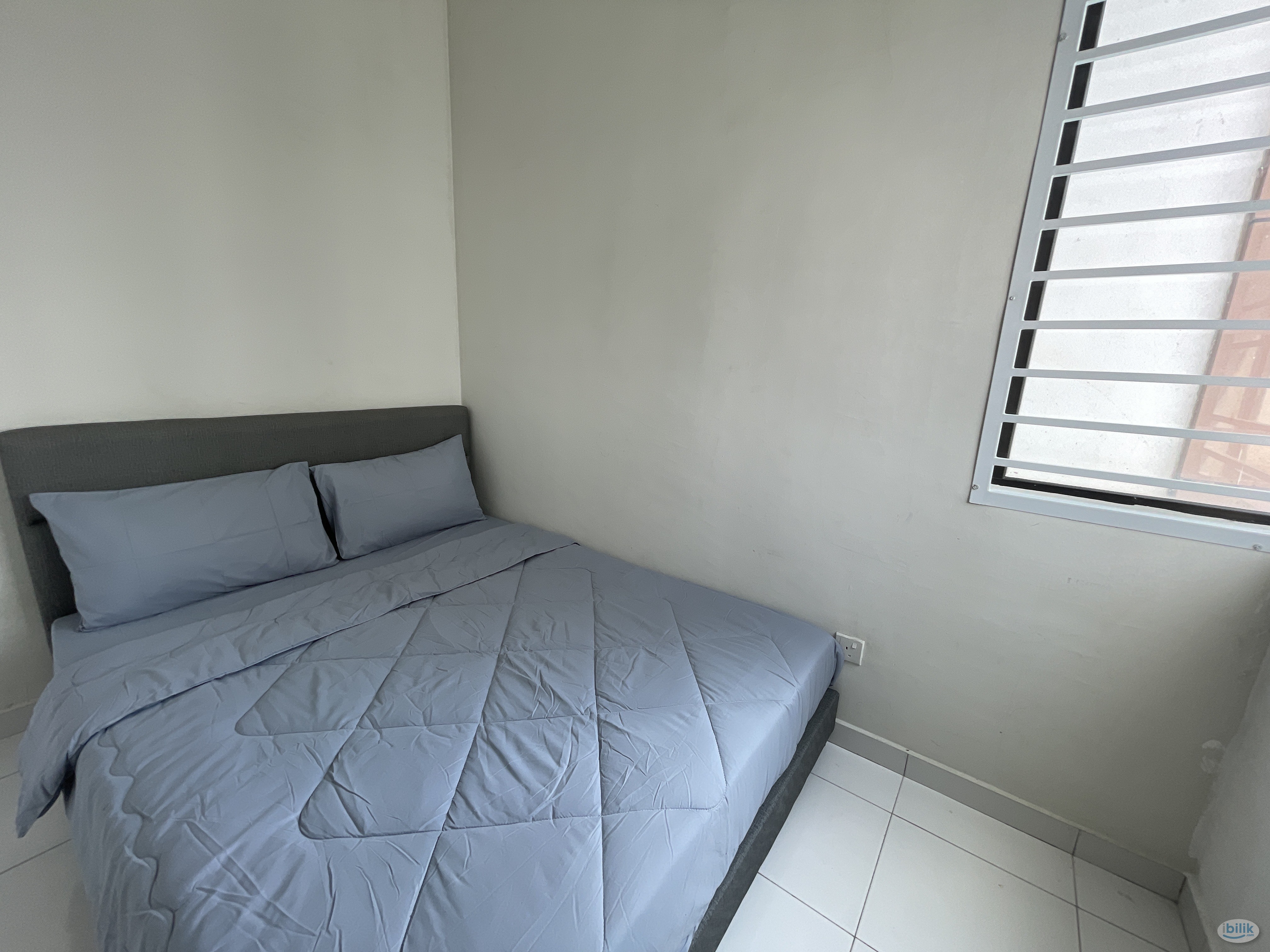 JB Jentayu Residency @ Tampoi Middle Queen Bedroom For Rent - Image 1