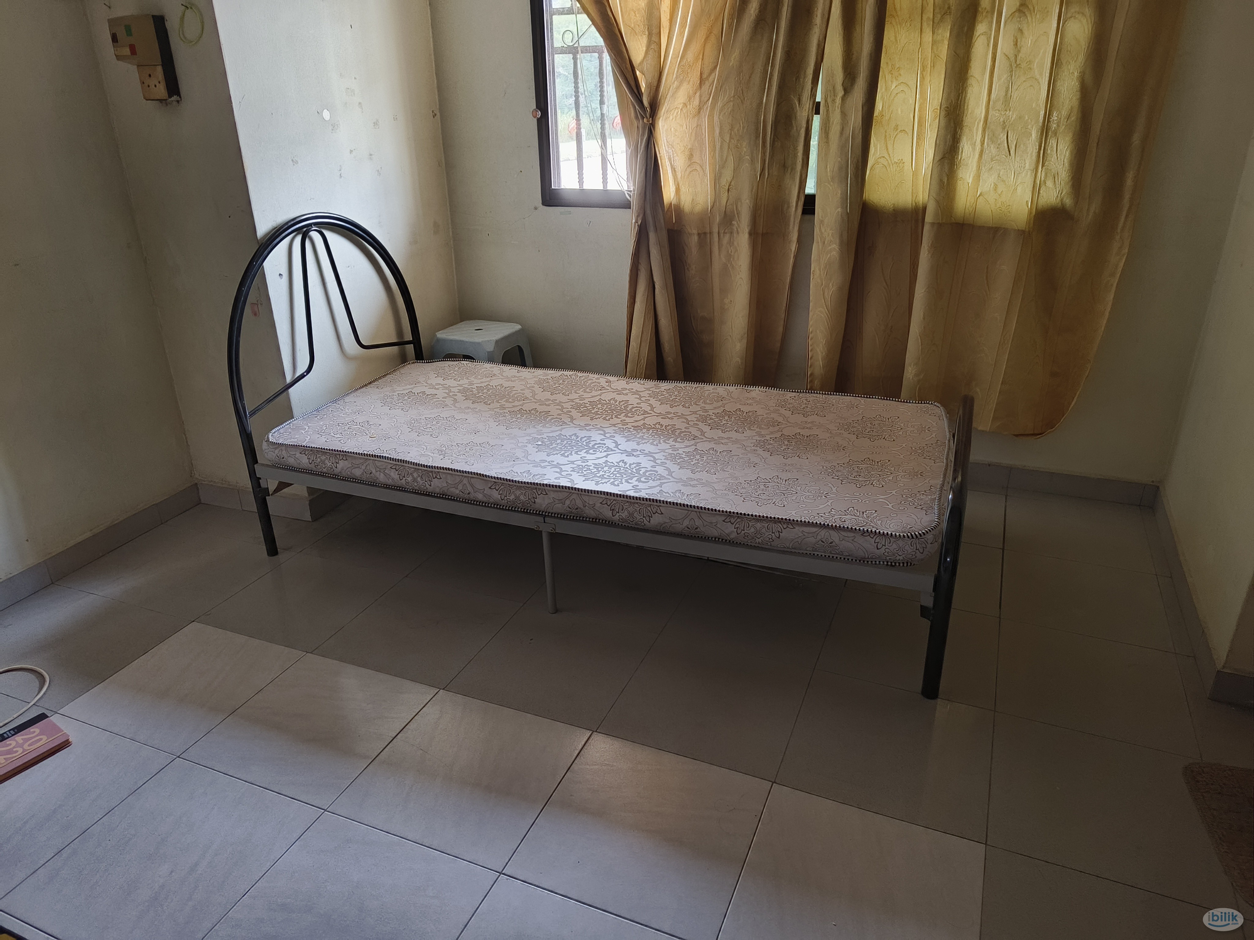 Middle Room at Taman Sri Serdang, Seri Kembangan - Image 1