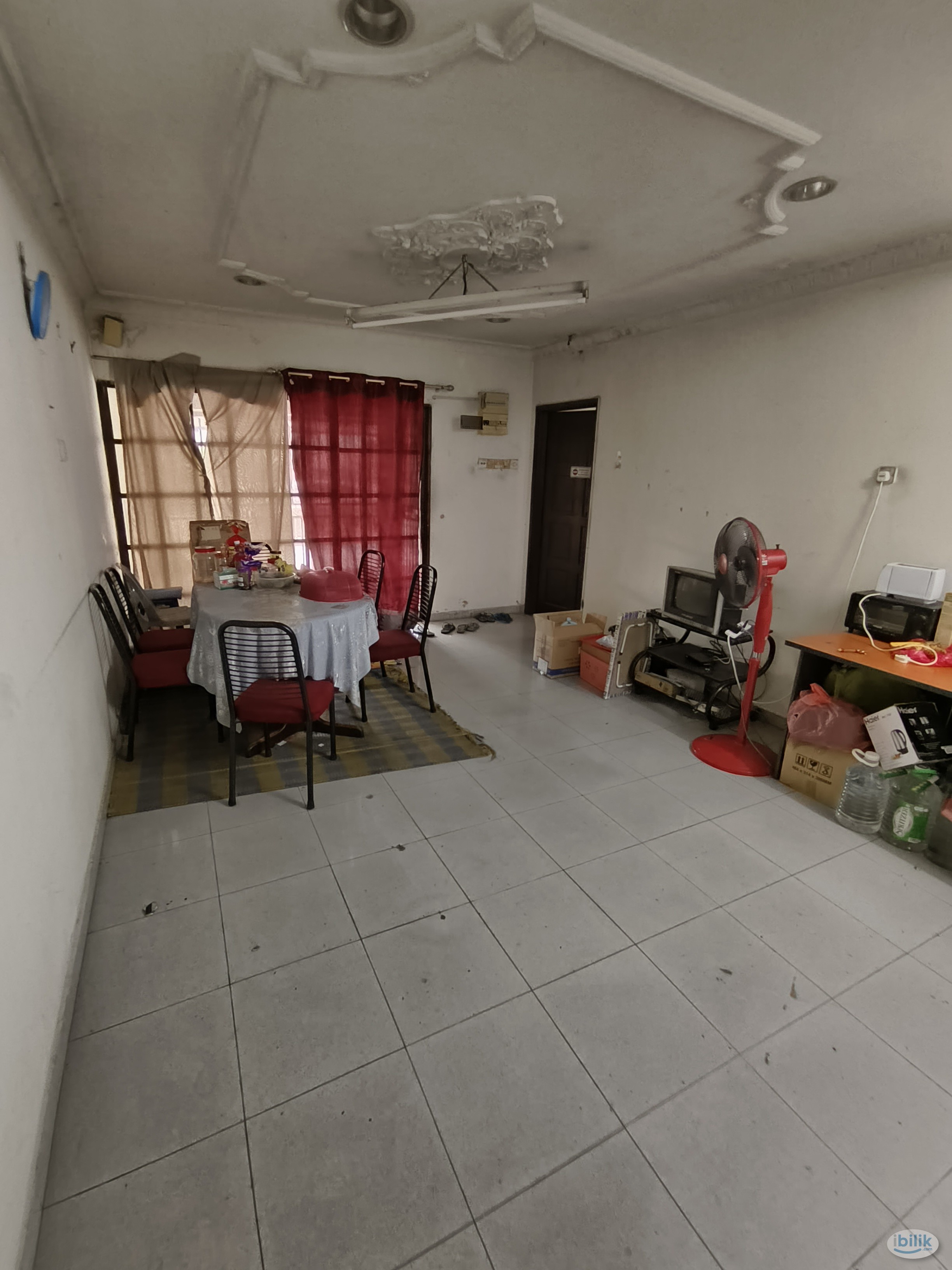 Middle Room at Taman Sri Serdang, Seri Kembangan - Image 5