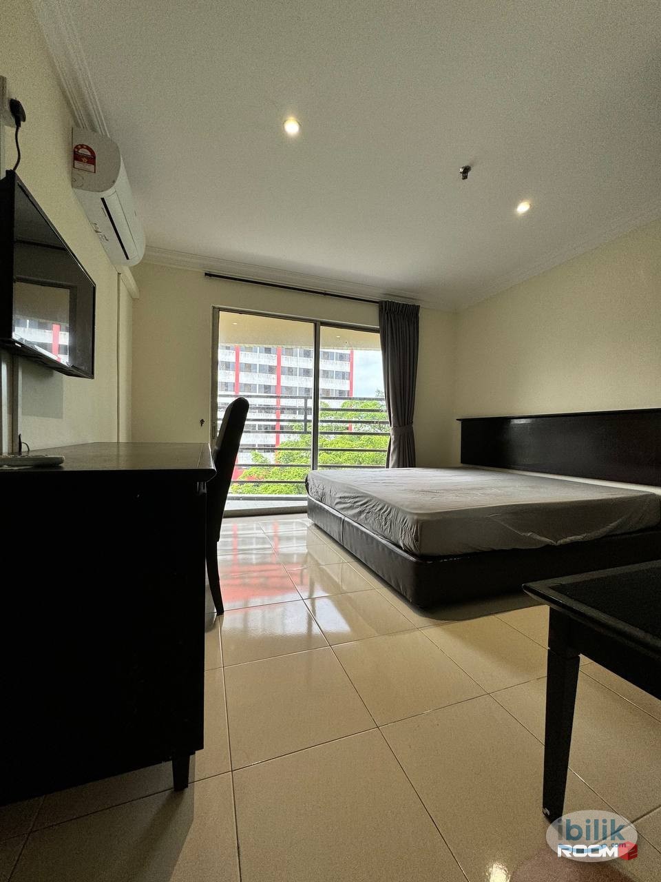 📍🚶🏻‍♂️6 Min WALK to CIQ | 🚗 6 Min DRIVE to Stulang, 7 Min to JBCC📌AVAILABLE Master Room bathroom attached for rent✨ - Image 1