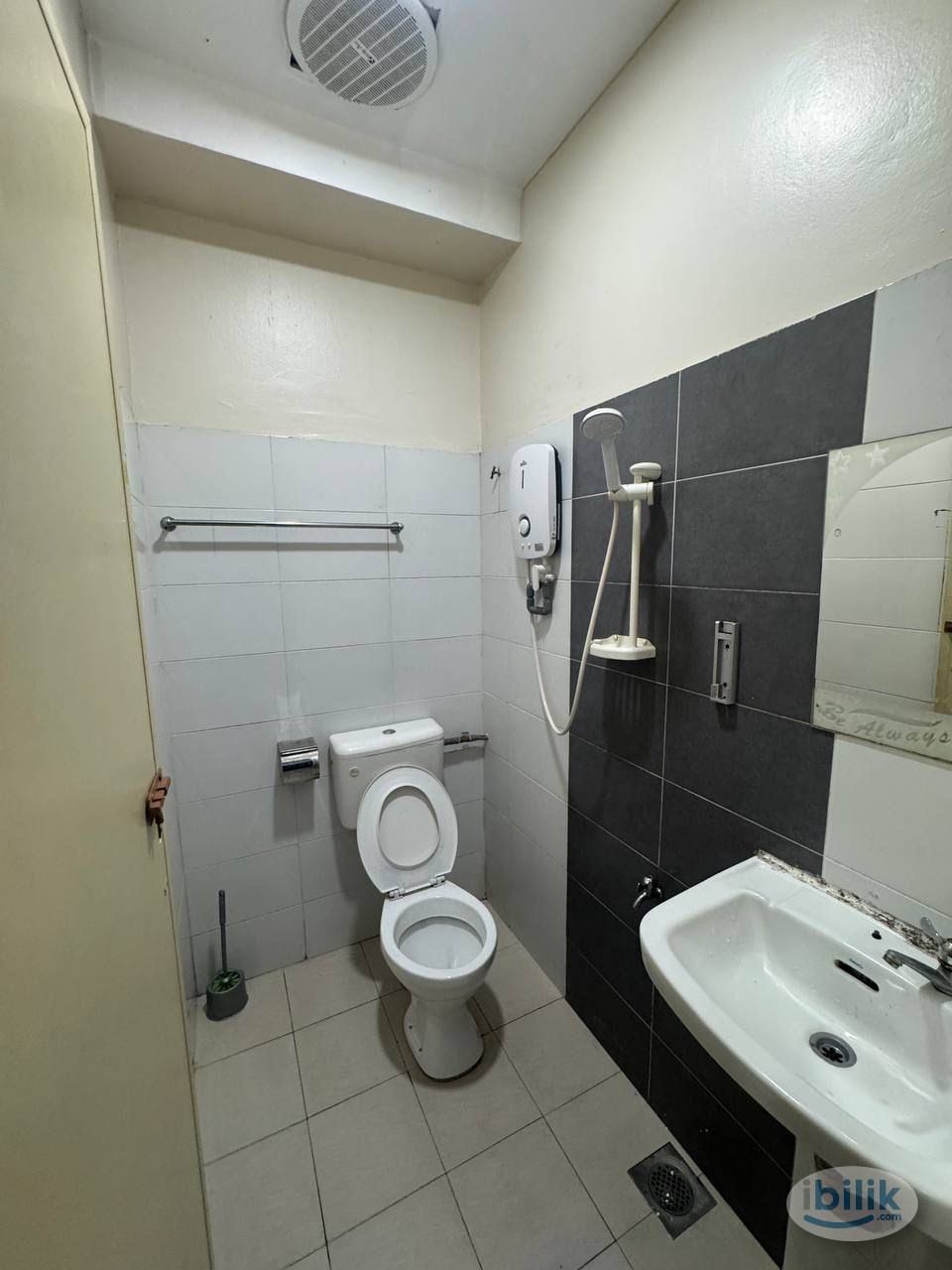 🚶‍♂️Walk to KSL/Holiday plaza | 🇸🇬10 Min to CIQ, Midvalley Southkey🛍️ -Master bedroom with private toilet attached😍 - Image 3