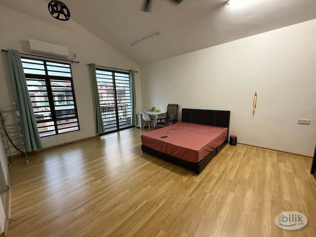 Jalan Kuala Kangsar Aircond Master Room attached with Private Bathroom - Image 1