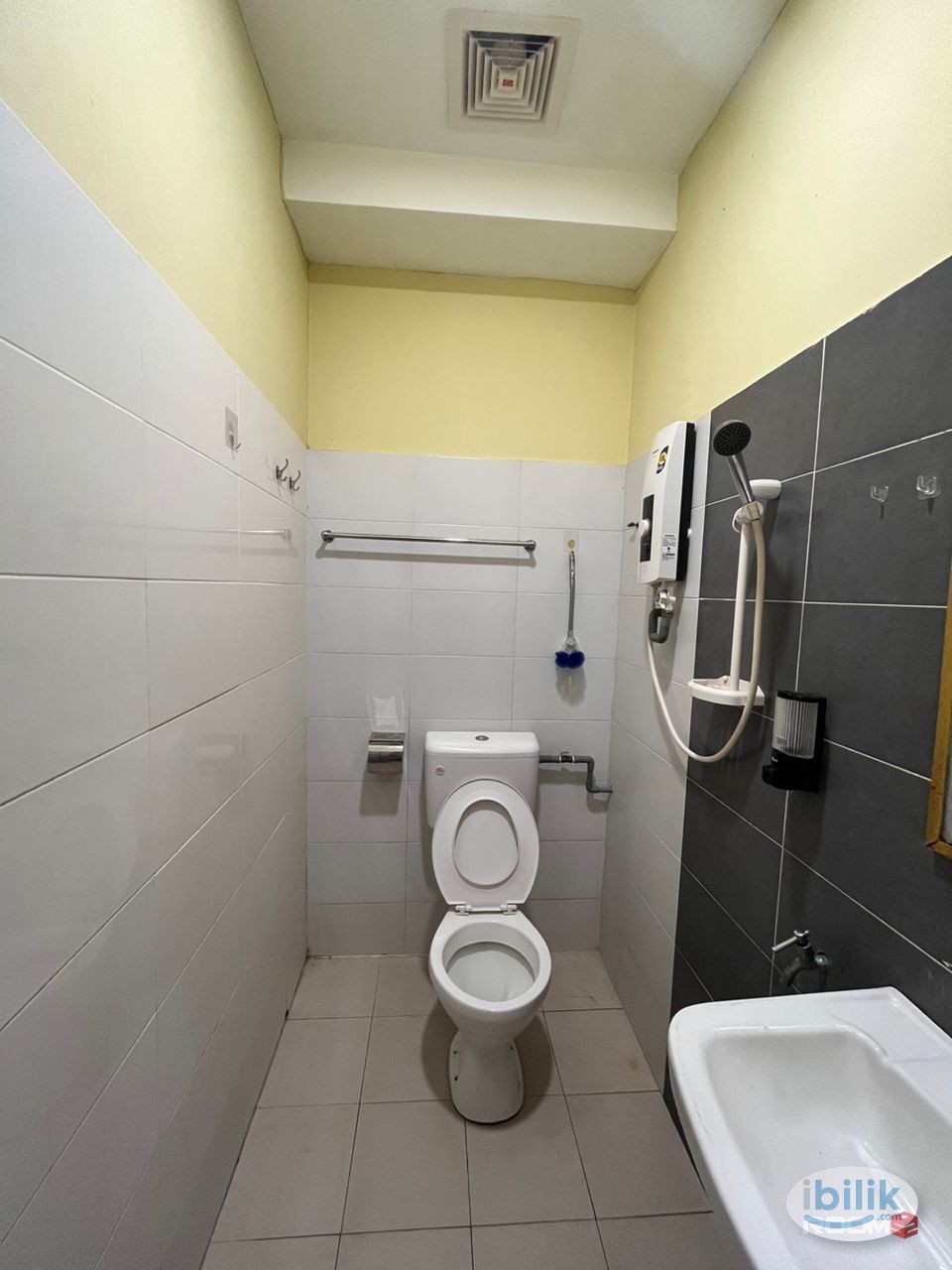 🚶‍♂️Walk to KSL/Holiday plaza | 🇸🇬10 Min to CIQ, Midvalley Southkey🛍️ -Master bedroom with private toilet attached😍 - Image 3