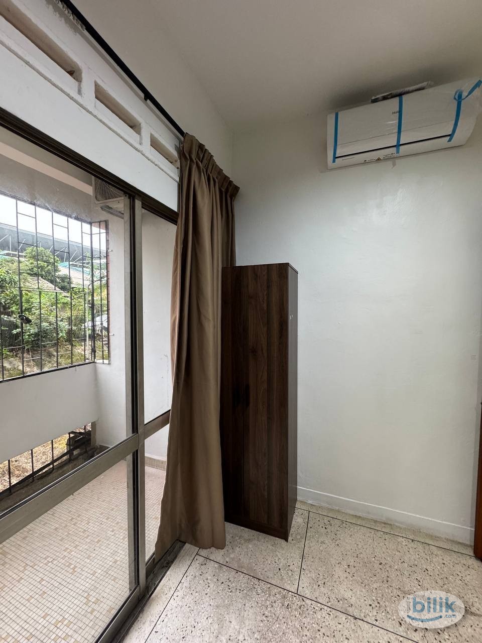 🚶‍♂️Short walk to CIQ📍- Cozy and available room for rent🌟 - Image 3