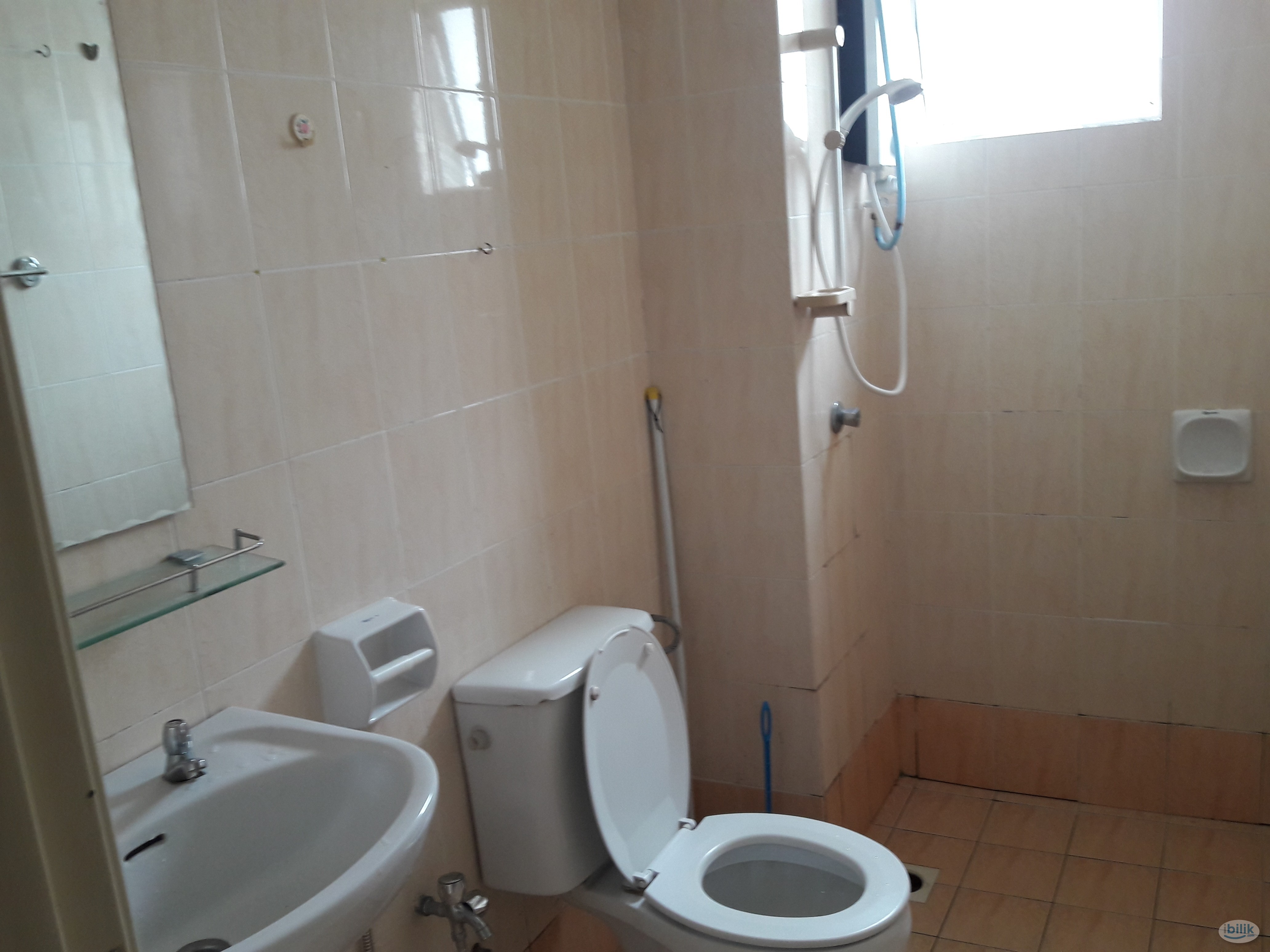 Single Room at SuriaMas, Bandar Sunway - Image 4