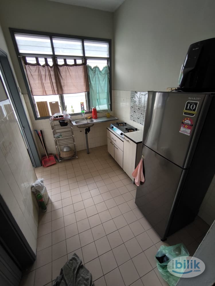 Goodyear court 1 fully furnished middle room with air cond - Image 2