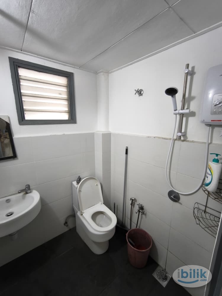 Goodyear court 1 fully furnished middle room with air cond - Image 3