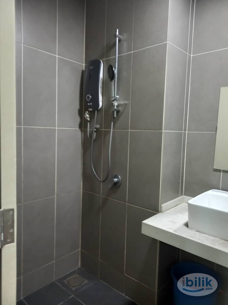 Middle Room at Greenfield Residence, Bandar Sunway - Image 5