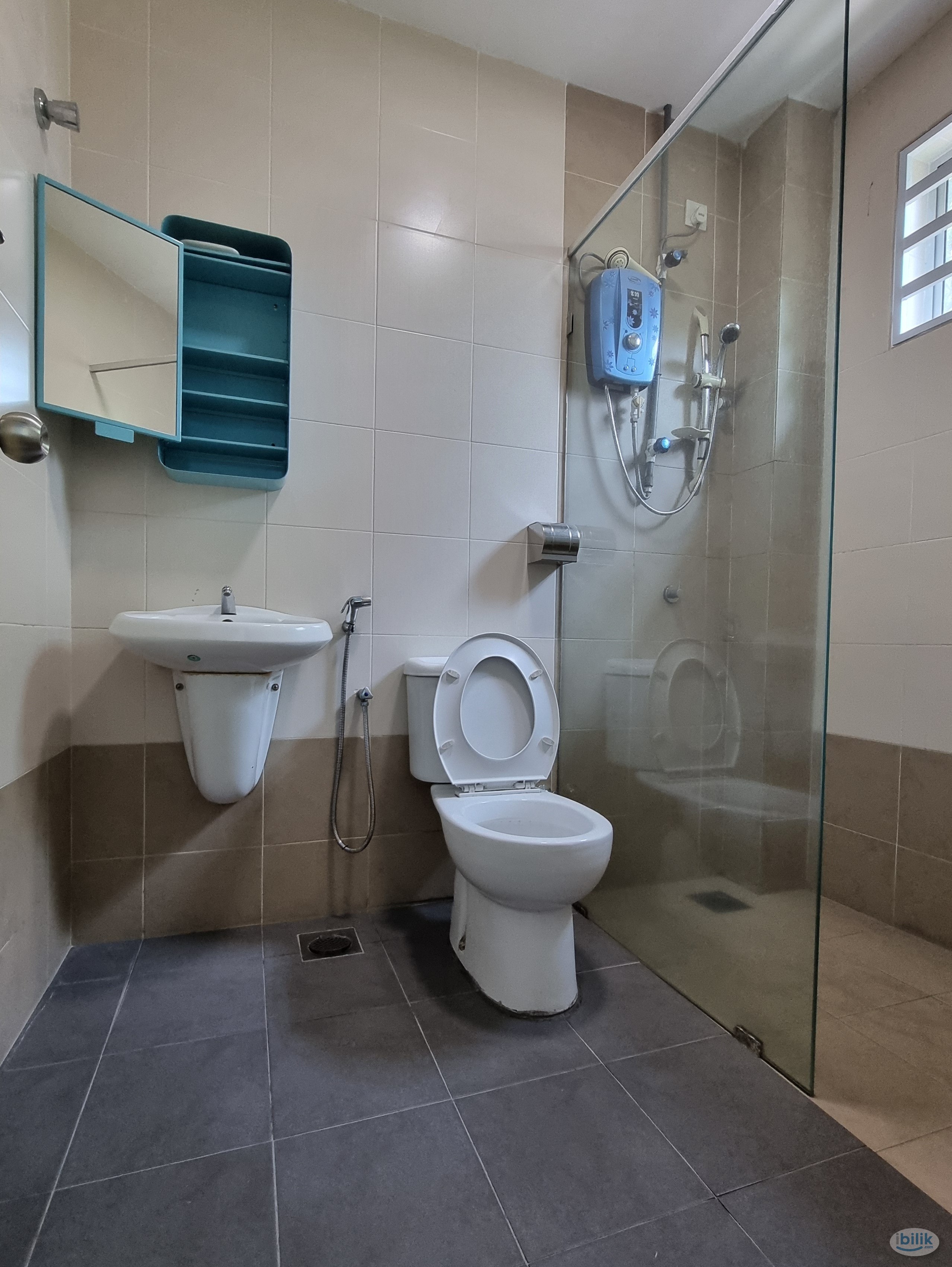 Middle Room at Ipoh, Perak - Image 3