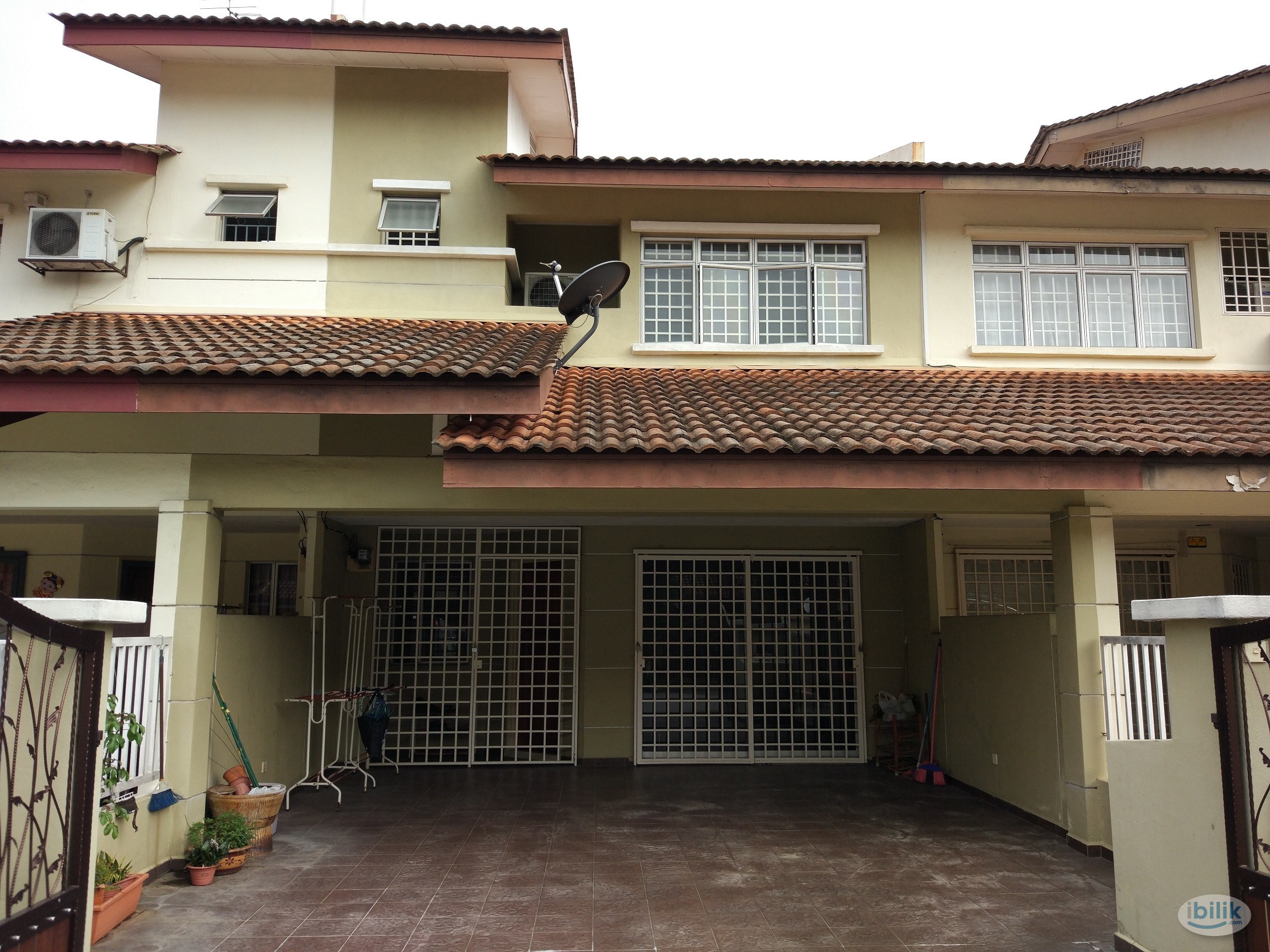 [Female only] Newly-renovated and fully-furnished Master Room at Taman Meranti Jaya, Puchong - Image 1