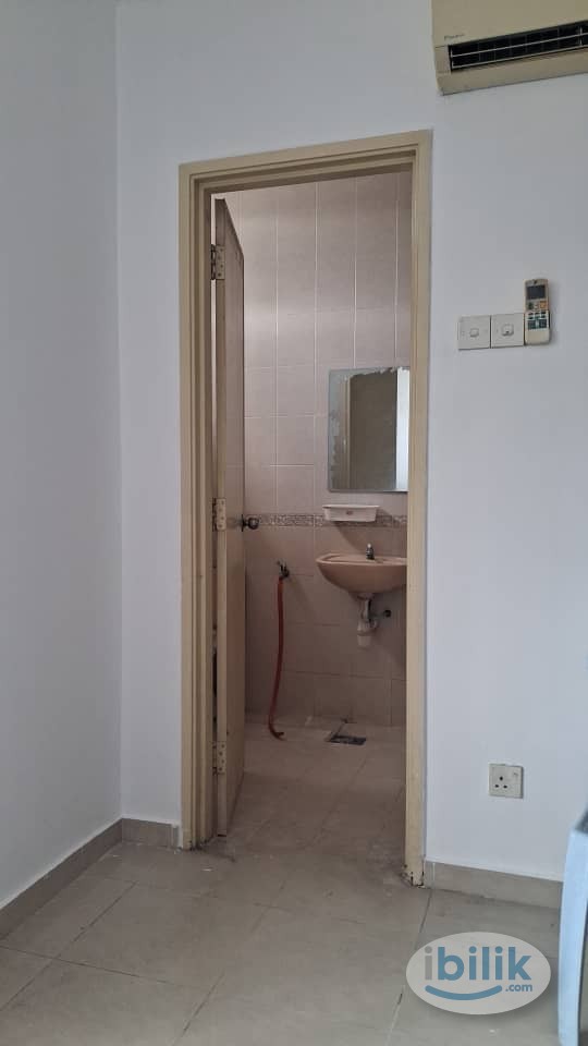 [Female only] Newly-renovated and fully-furnished Master Room at Taman Meranti Jaya, Puchong - Image 5