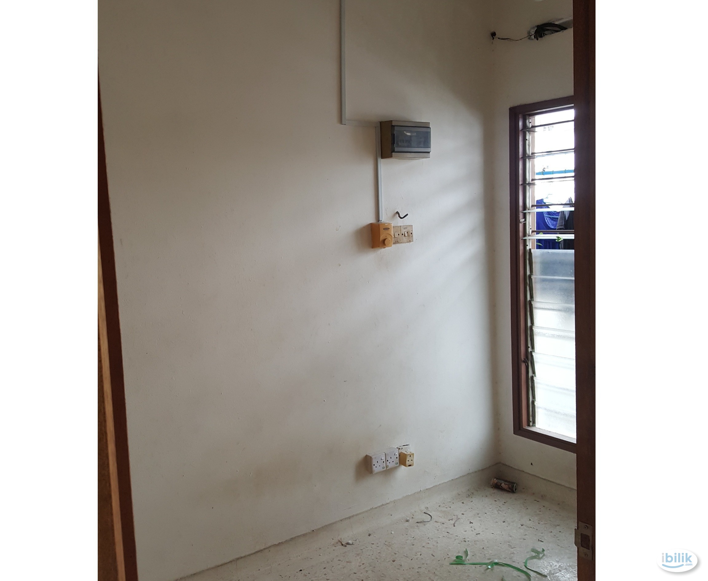 Middle Room at Goodyear Court 6, UEP Subang Jaya - Image 4