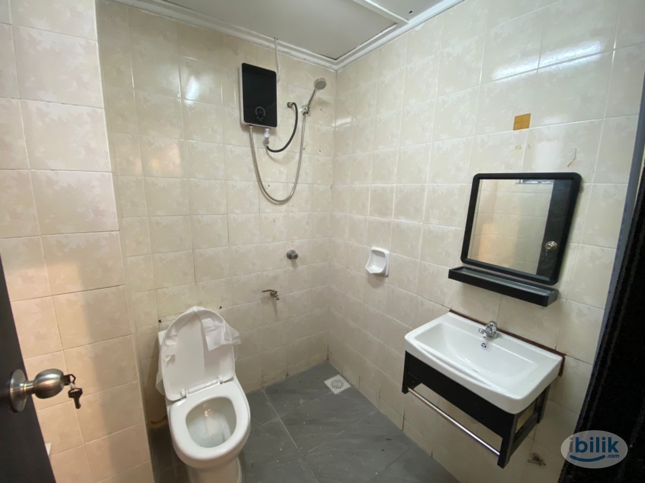 Middle Room at Pacific Place, Ara Damansara - Image 5