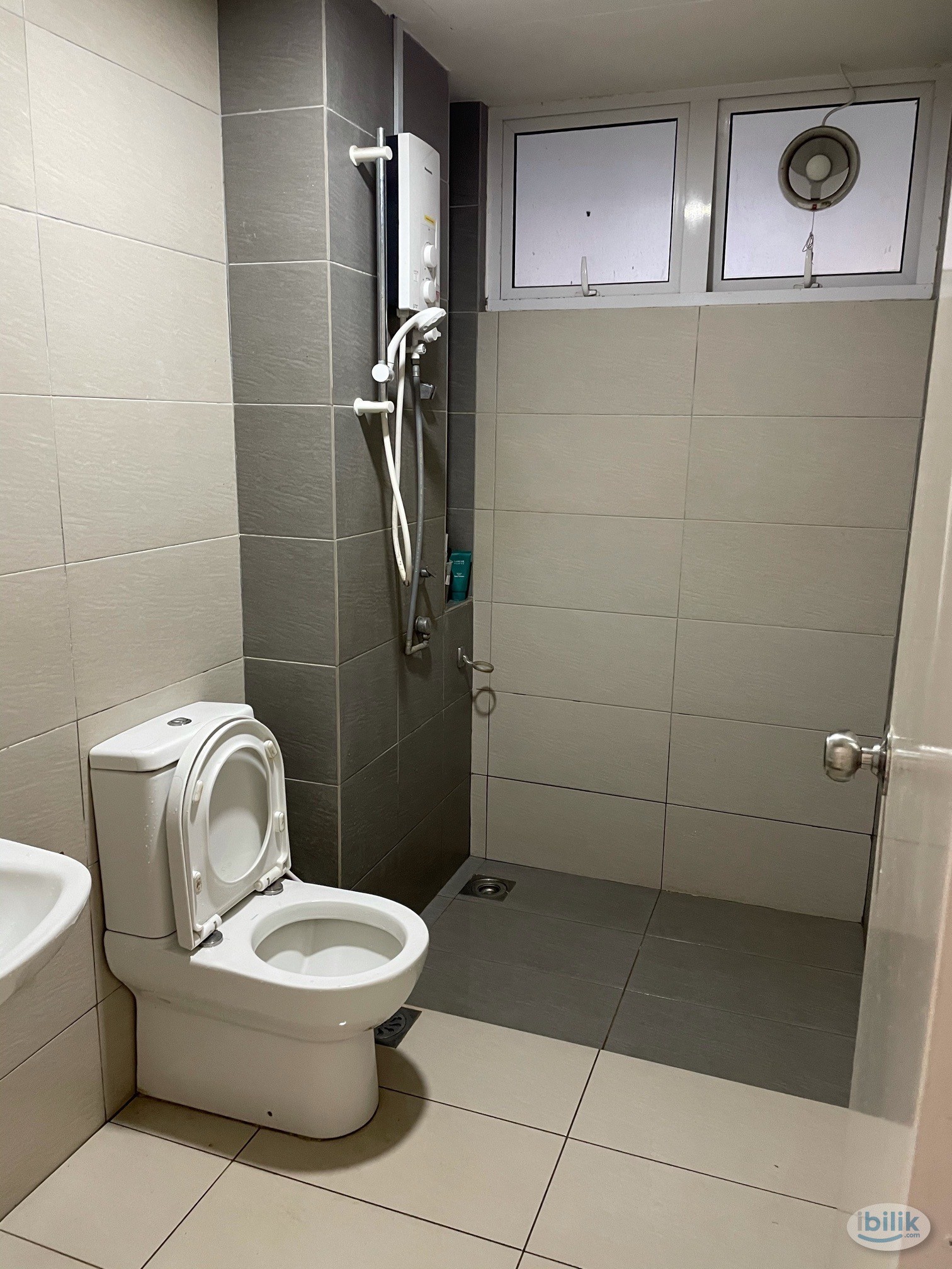 Middle Room at Gardens Ville, Sungai Ara - Image 5