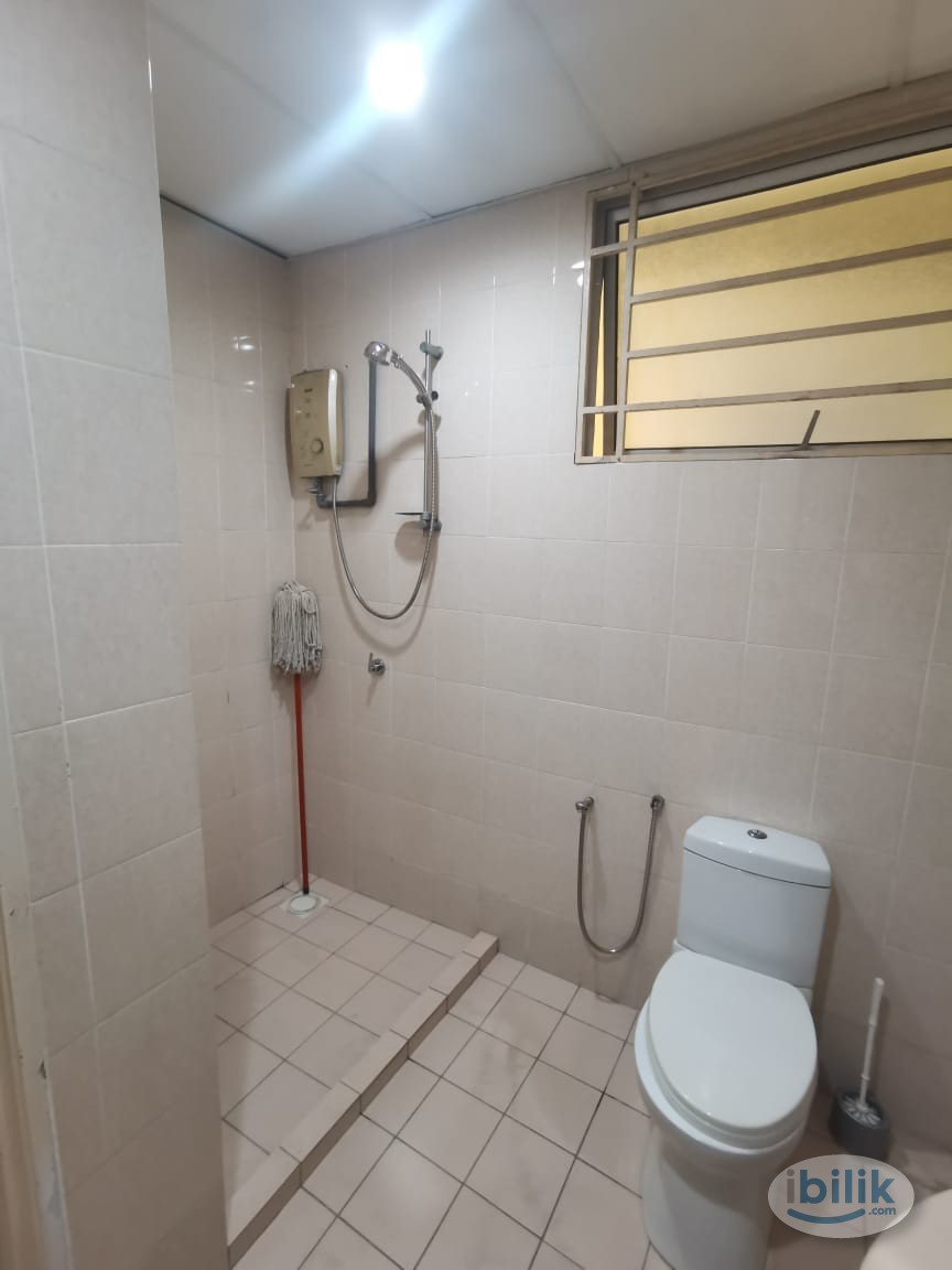 Middle Room at Platinum Lake PV10, Setapak - Image 5