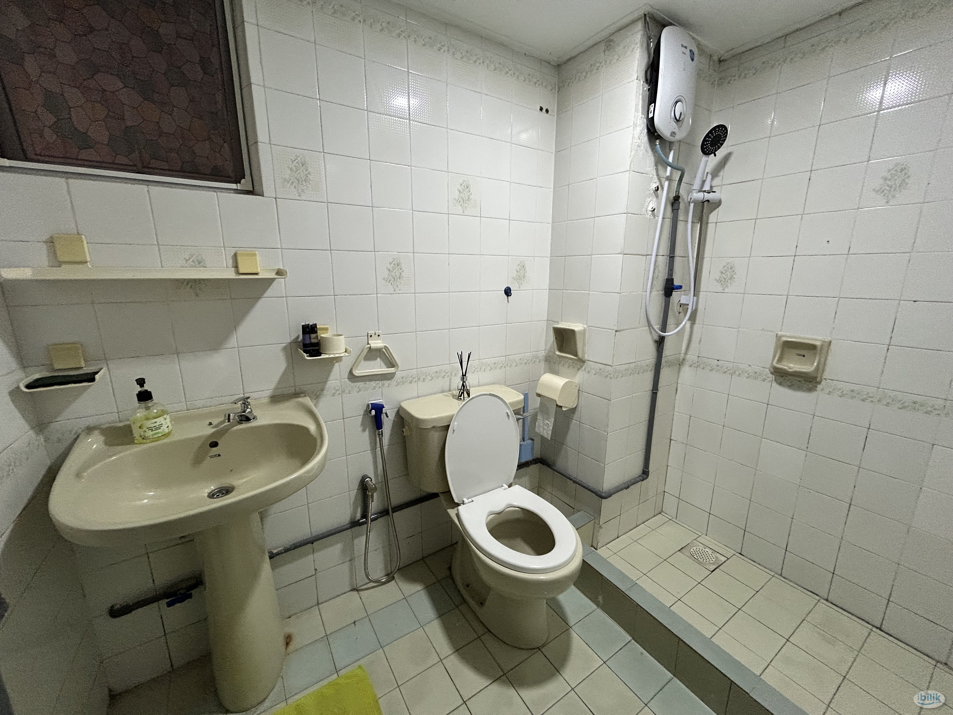 Middle Room at Shang Villa, Kelana Jaya - Image 5