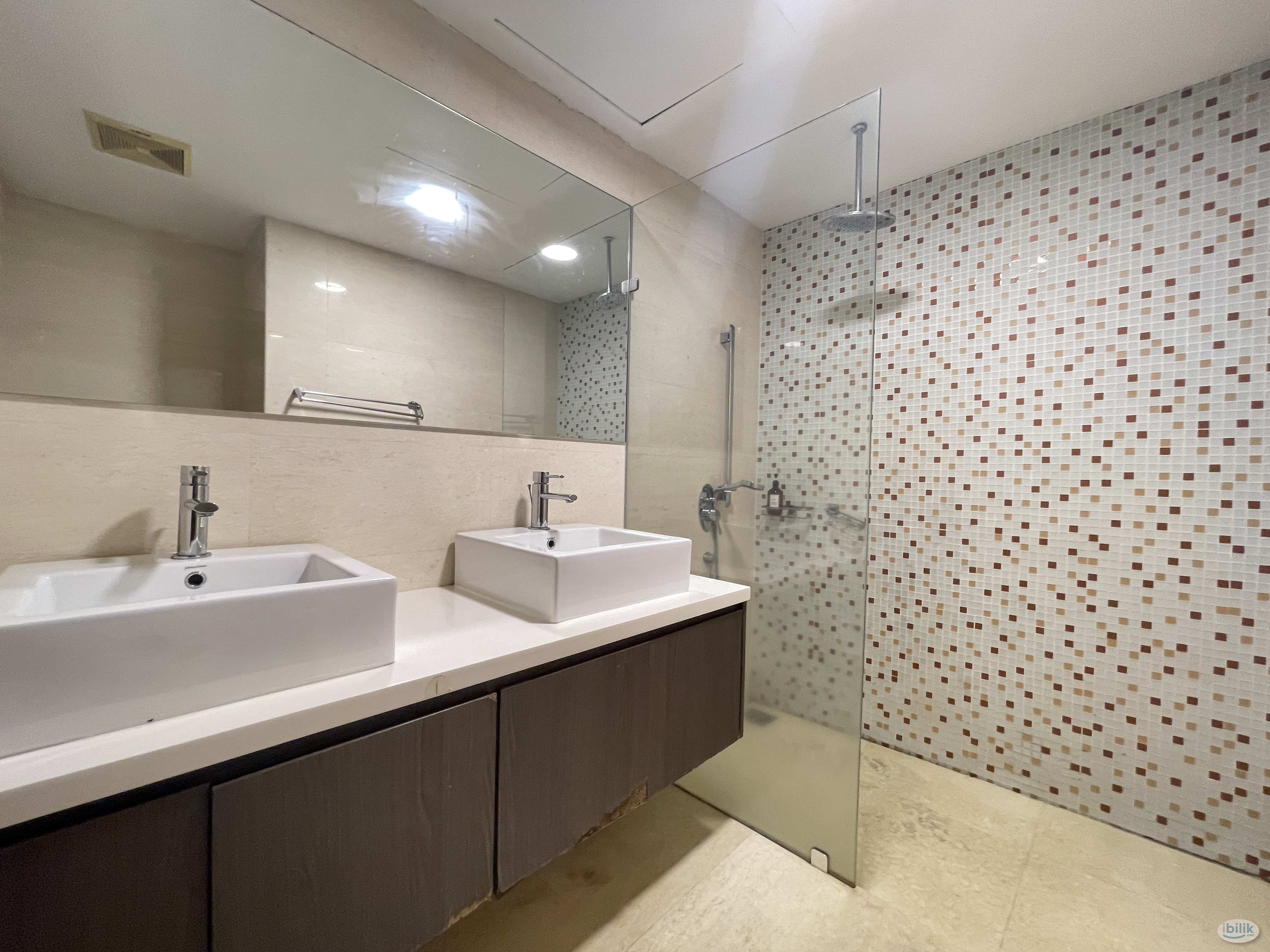 Regalia Residence Master Room For Rent - Image 3