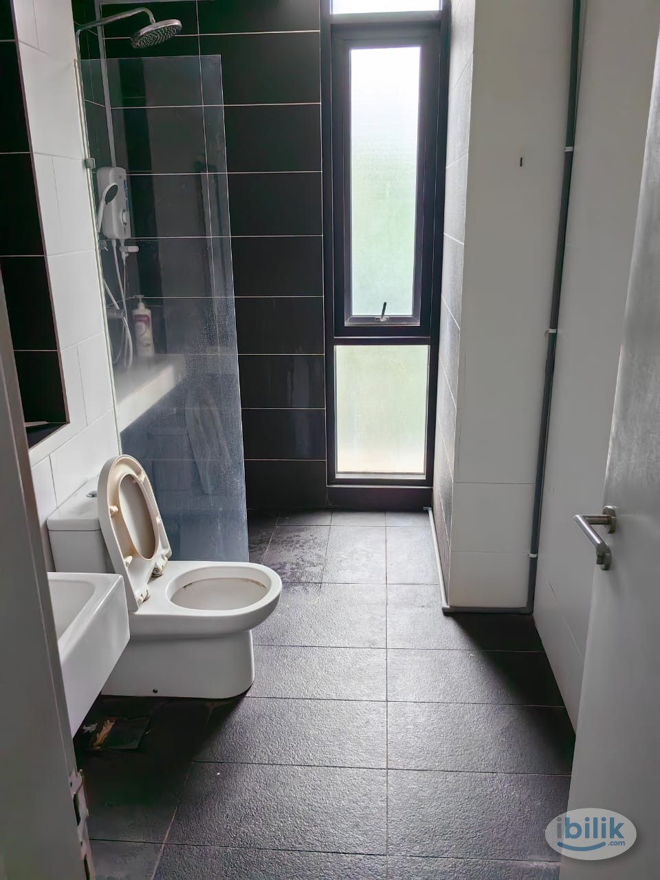 Cozy room with toilet and furniture new desa park - Image 1