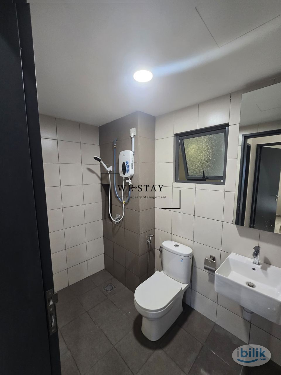 D Quince Female Room Rental - Image 3