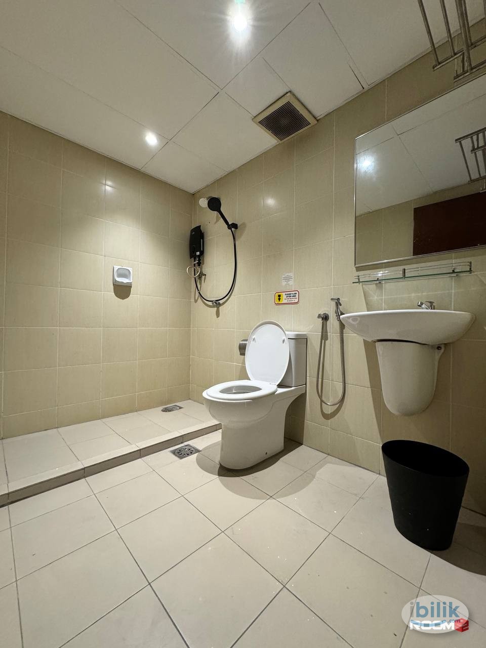📍🚶🏻‍♂️6 Min WALK to CIQ | 🚗 6 Min DRIVE to Stulang, 7 Min to JBCC📌AVAILABLE Master Room bathroom attached for rent✨ - Image 4