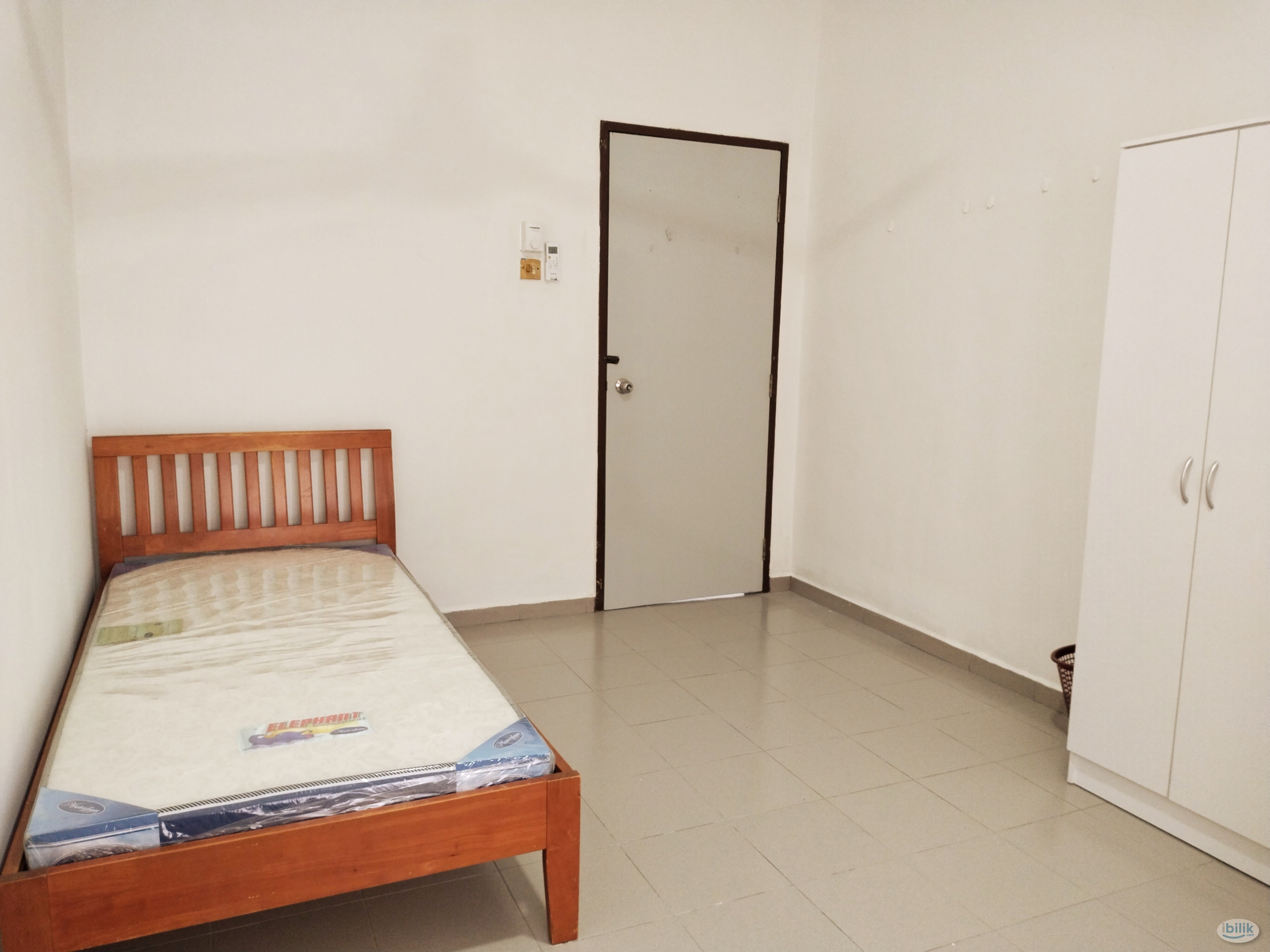 Middle Room at Taman Mount Austin, Johor Bahru - Image 3