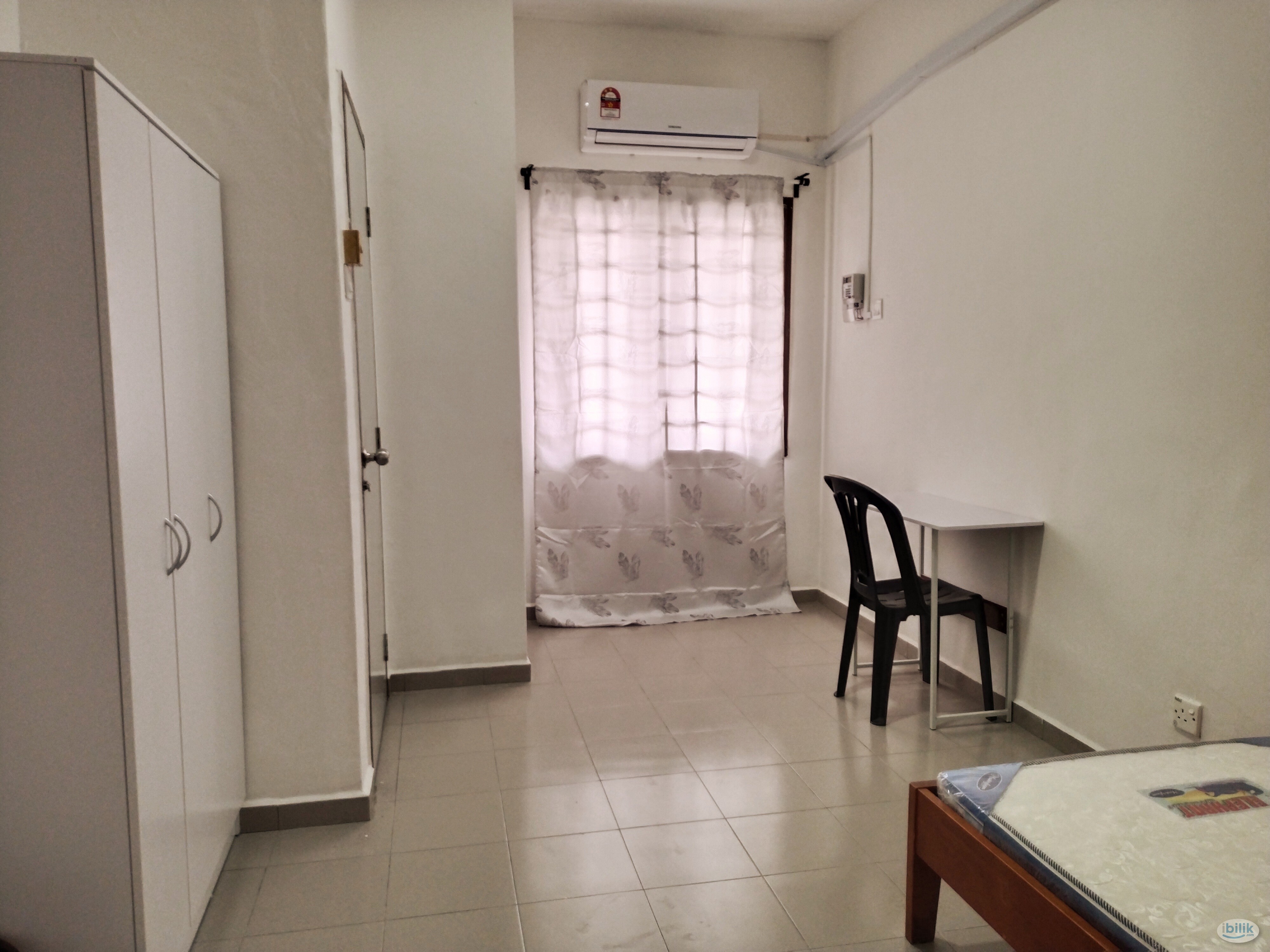 Middle Room at Taman Mount Austin, Johor Bahru - Image 4