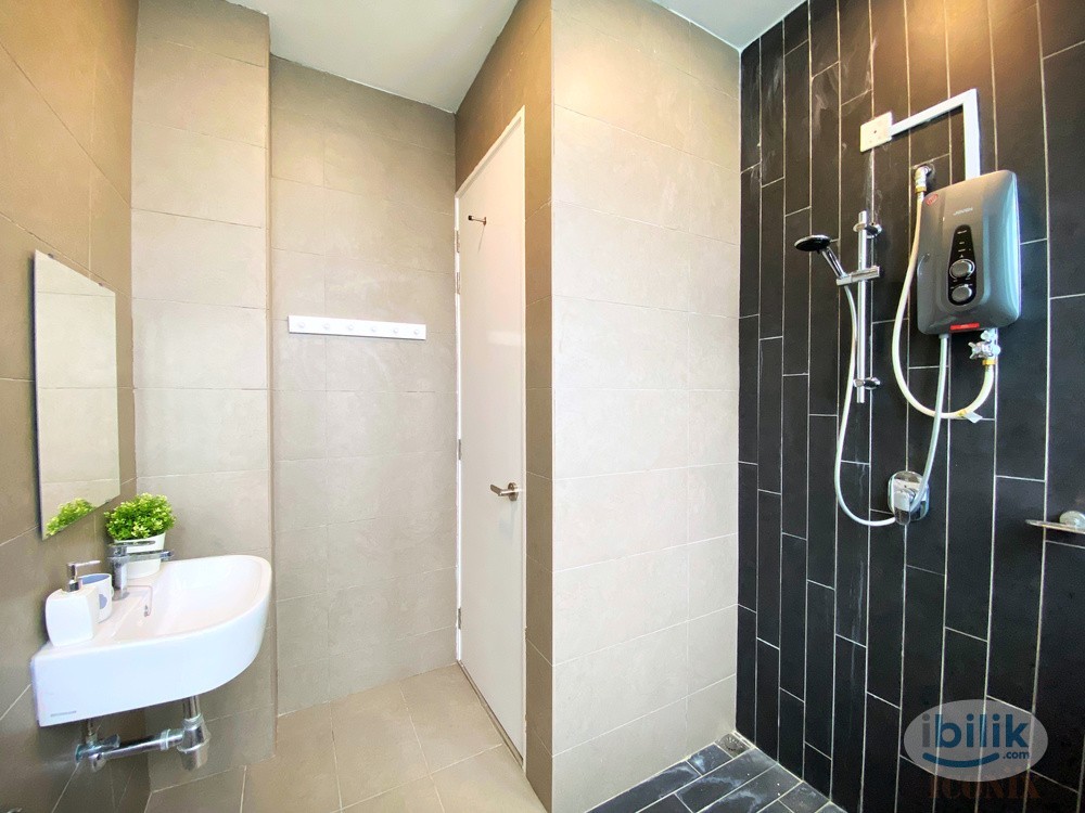 Master Room at H2O Residences, Near LRT Ara Damansara - Image 3