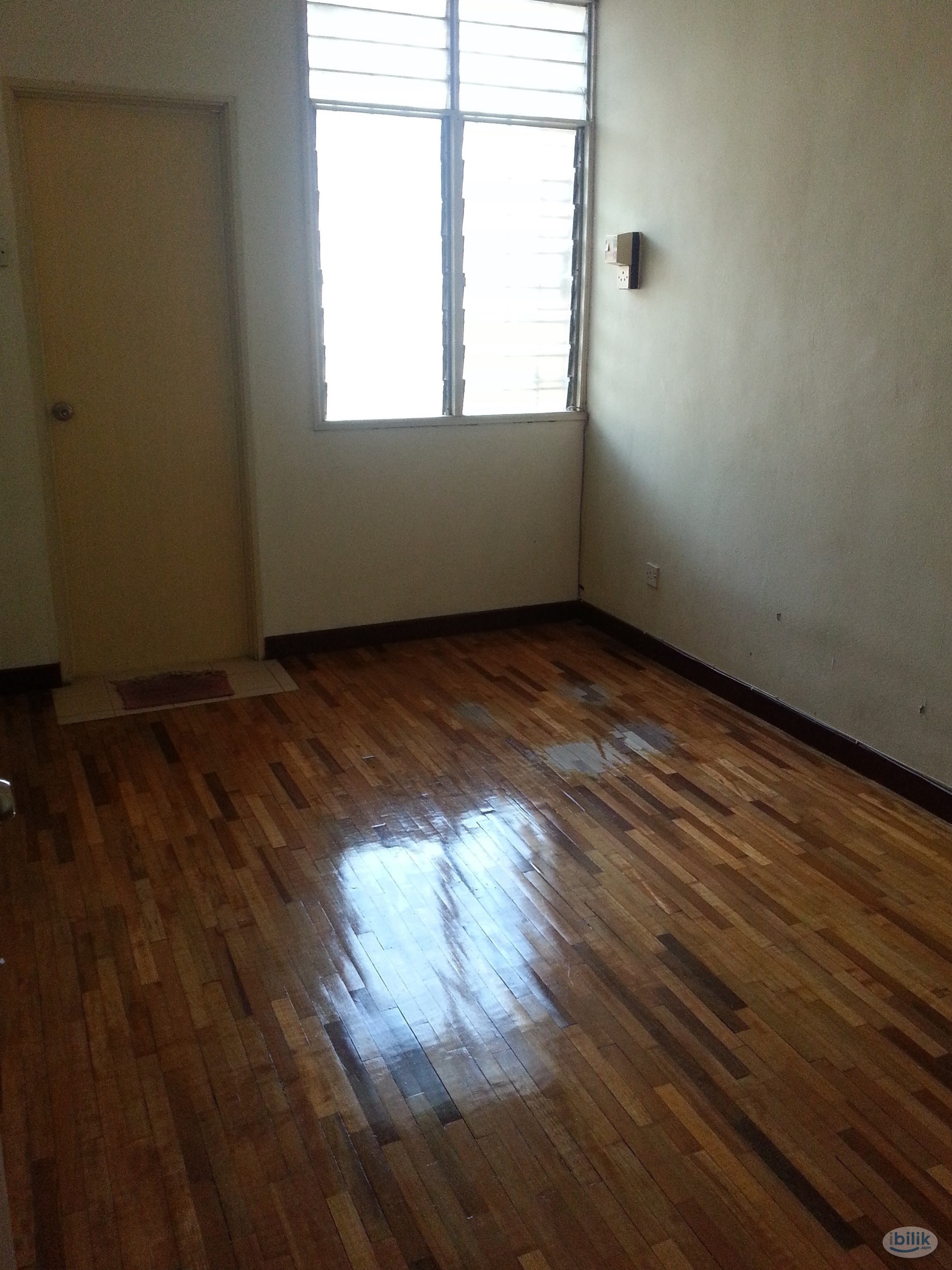 Middle Room at Taman Bukit Mayang Emas, Kelana Jaya - Image 1