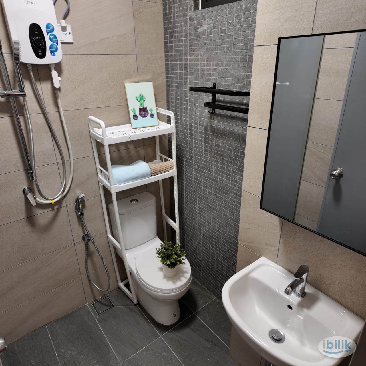 Middle Room at Bandar Sunway, Petaling Jaya - Image 3