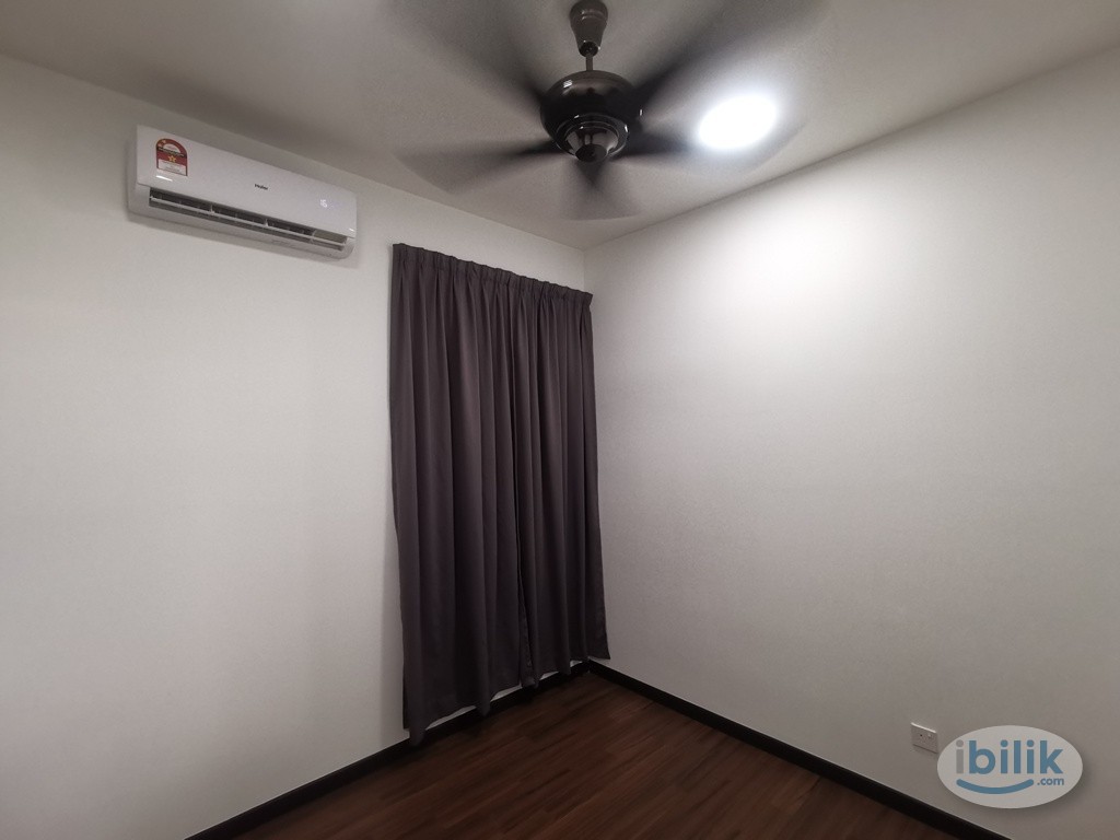 Middle Room at Silk Sky Service Apartment, Seri Kembangan - Image 1