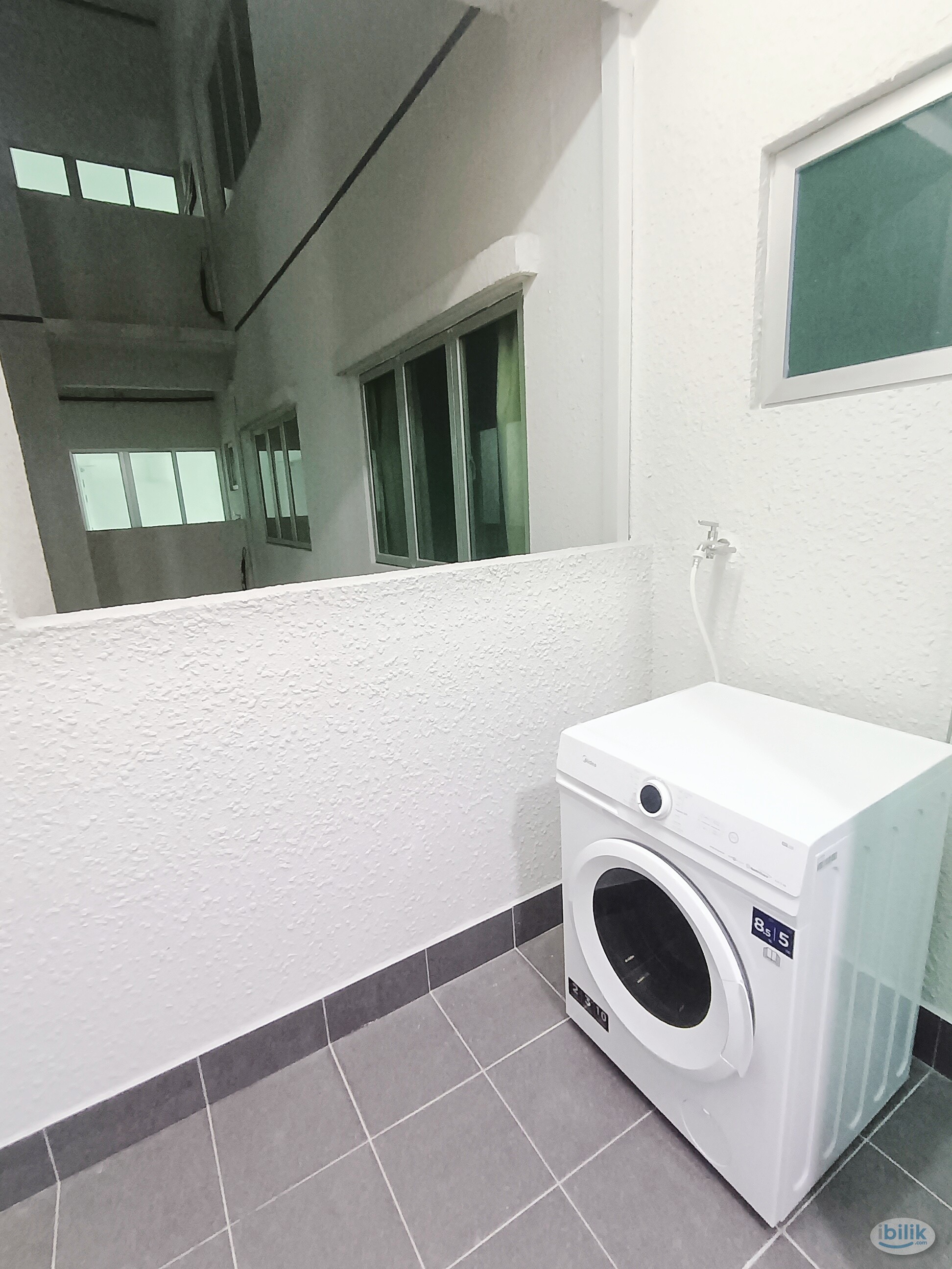 Razak City Residence | Fully Furnished | Middle Room with Big Wardrobe | Near Public Transport - Image 2