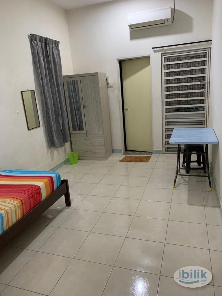 Middle room with private bathroom at Bandar Seri Botani - Image 1