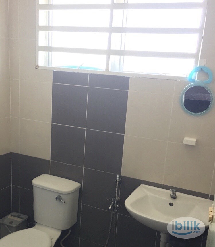 Middle room with private bathroom at Bandar Seri Botani - Image 2