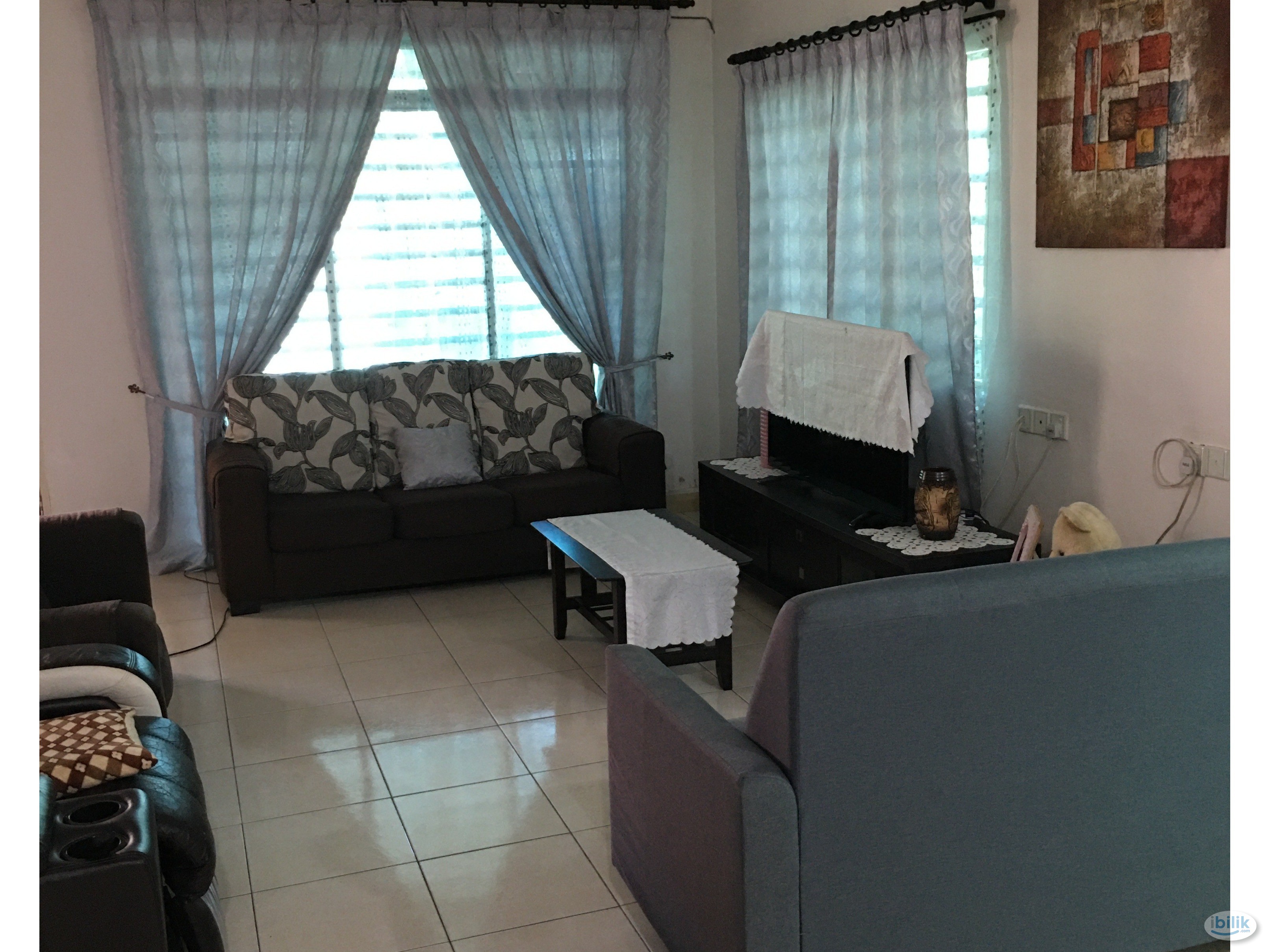 Middle room with private bathroom at Bandar Seri Botani - Image 4