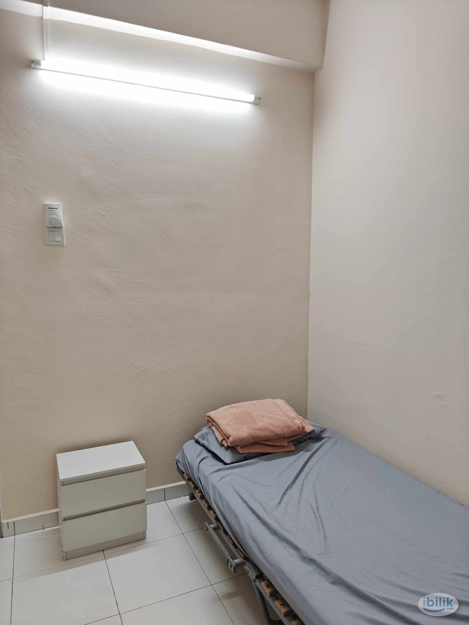 Middle Room at The Golden Triangle, Relau - Image 1