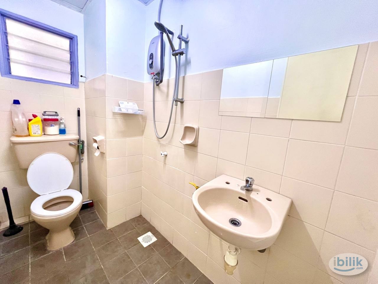 Fully Furnish Master Room for rent at Forest Green Condominium near UTAR University Restaurant Hospital Mall - Image 4