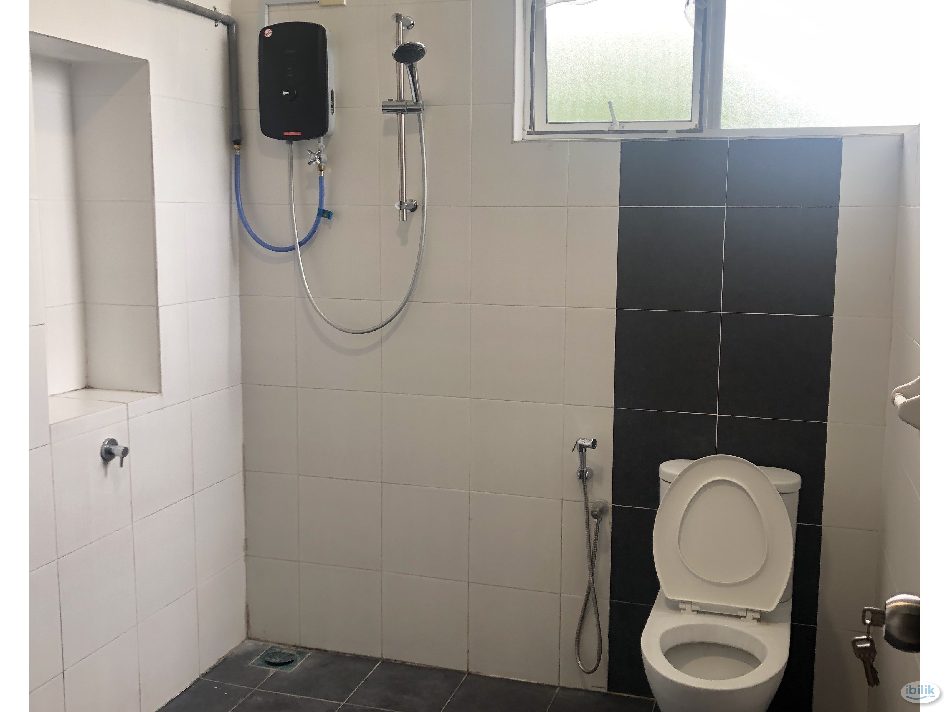 ⭐️ Single Room Fully Furnished @ SUBANG 2 Landed,5 mins to Help Uni, Special Promotion, New Aircond Wardrobe Table Chair - Image 3