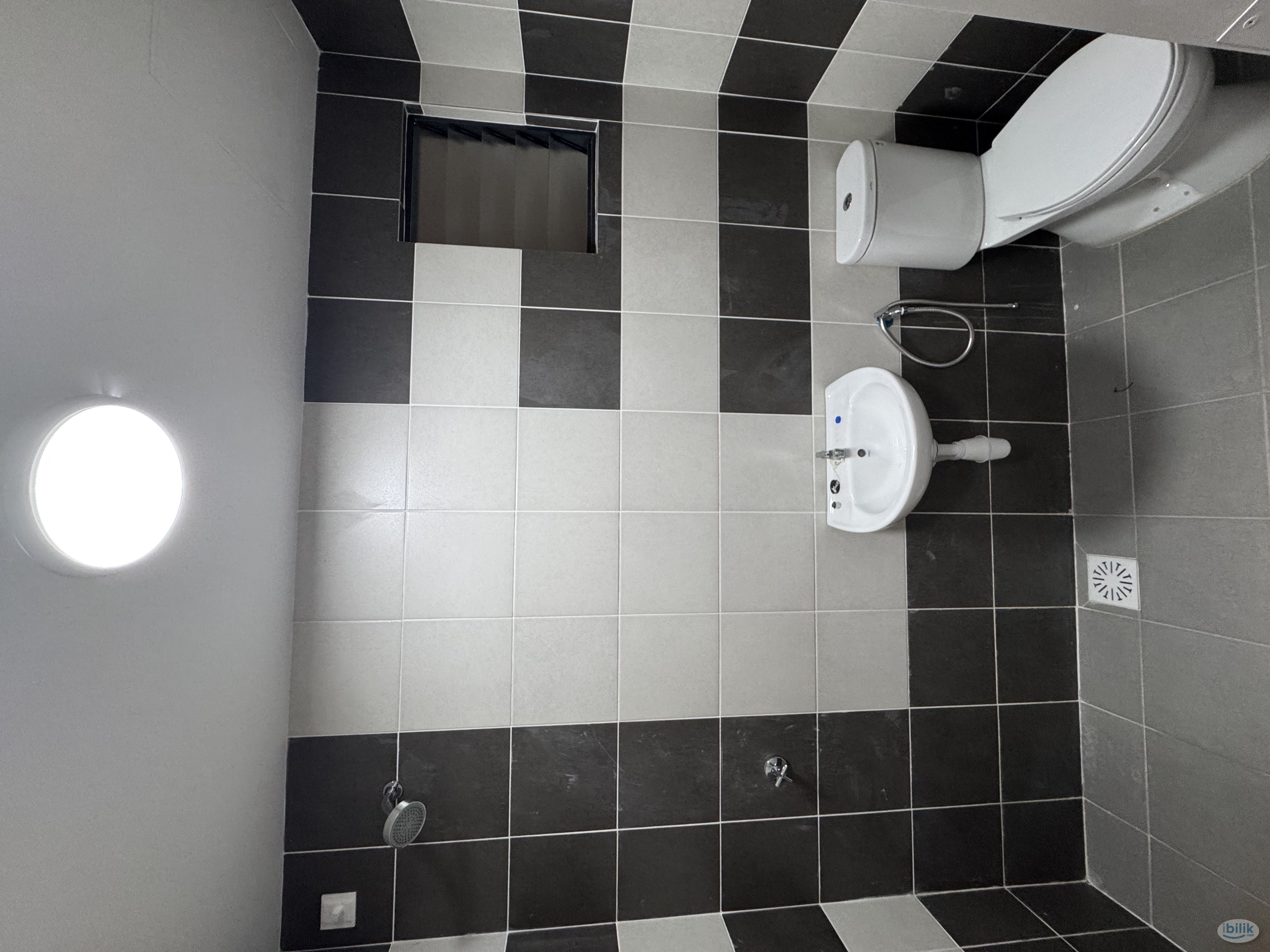 Middle Room at Kajang, Selangor - Image 5