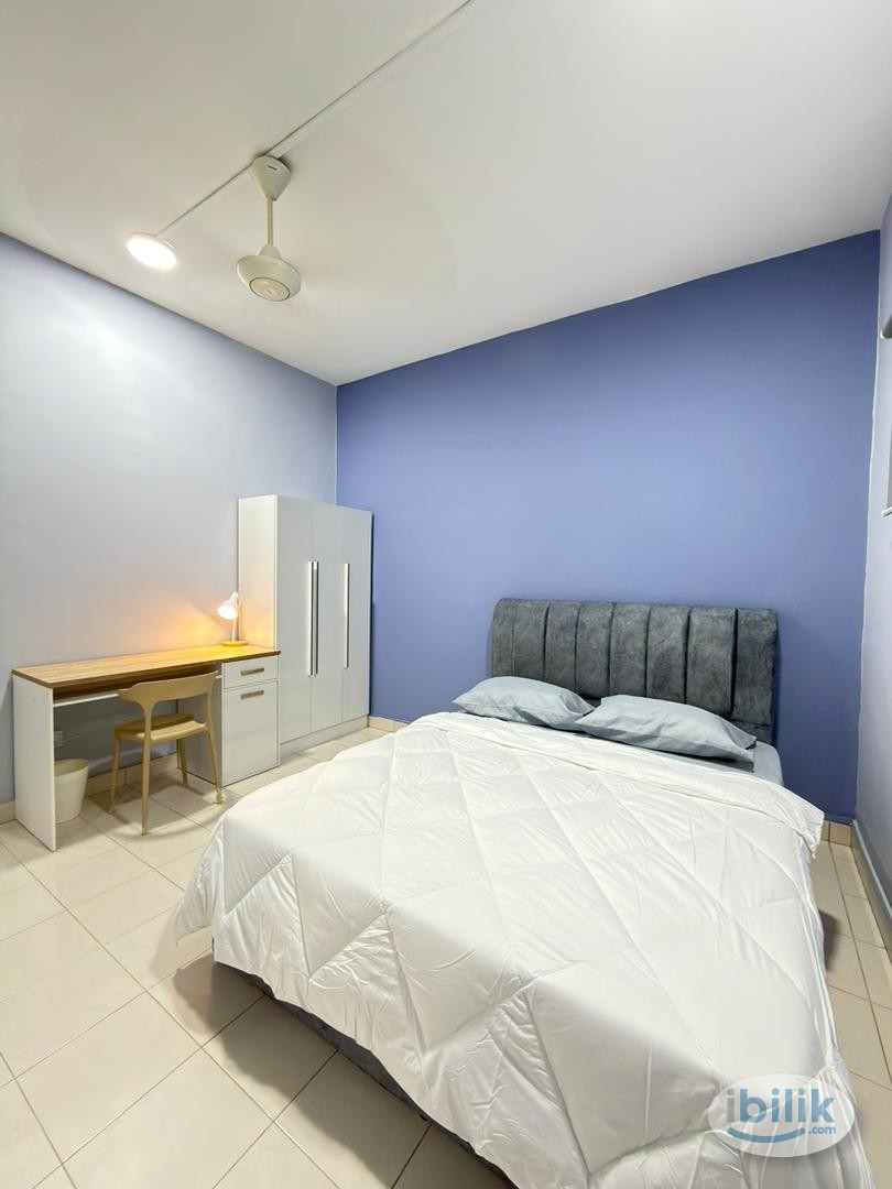 Middle Room at SuriaMas, Bandar Sunway - Image 1