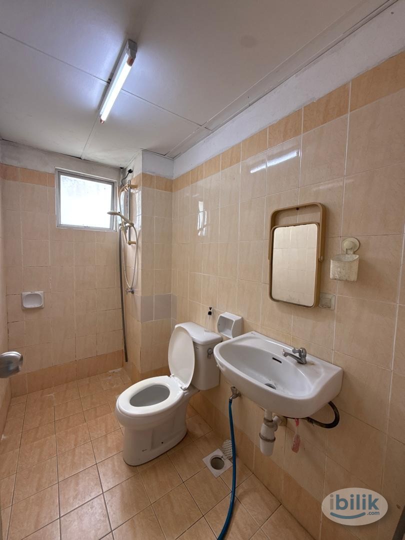 Middle Room at SuriaMas, Bandar Sunway - Image 4