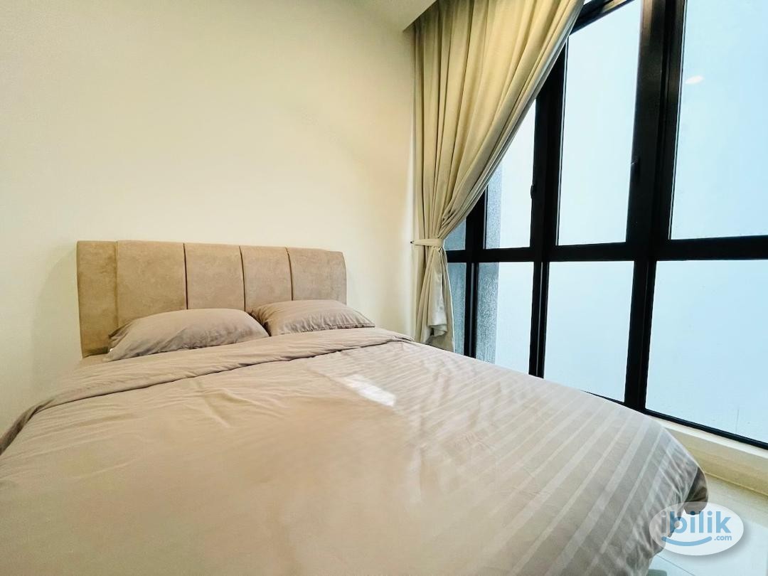 No MRT. Condo, Aircon, Drive Car to Work, Room at Equine Park, Bandar Putra Permai - Image 1