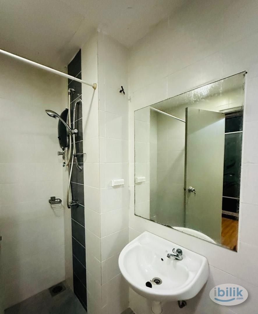 Attached Bath. Condo. Car Park, Master Room at Taman Serdang Raya, Seri Kembangan - Image 4