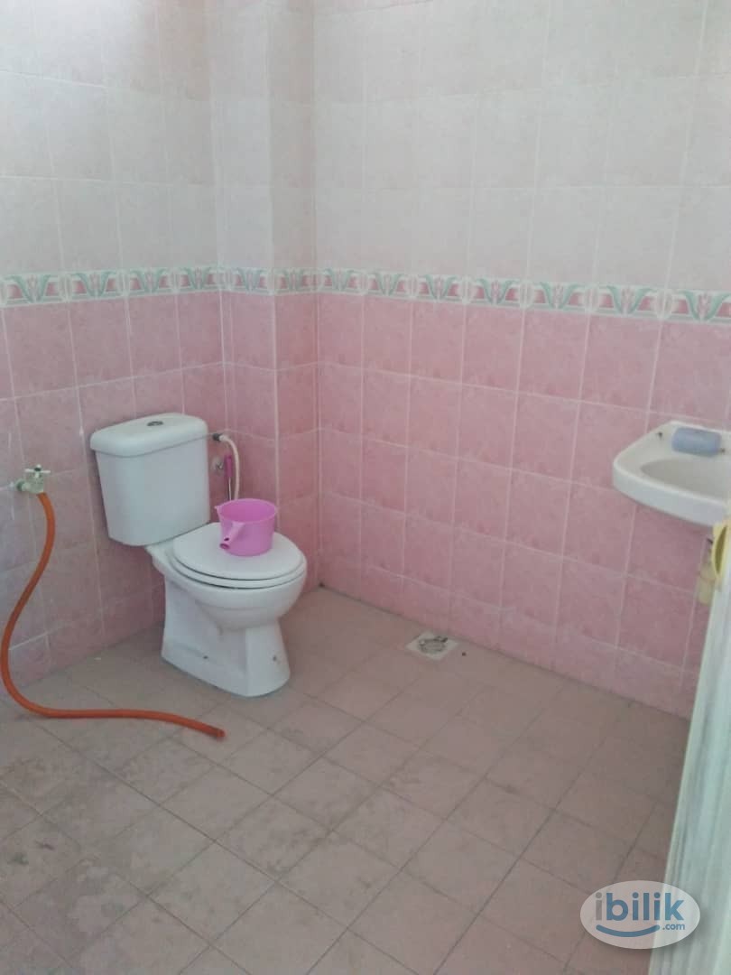 Middle Room for Rent at Taman Lapangan Pelangi - Image 2