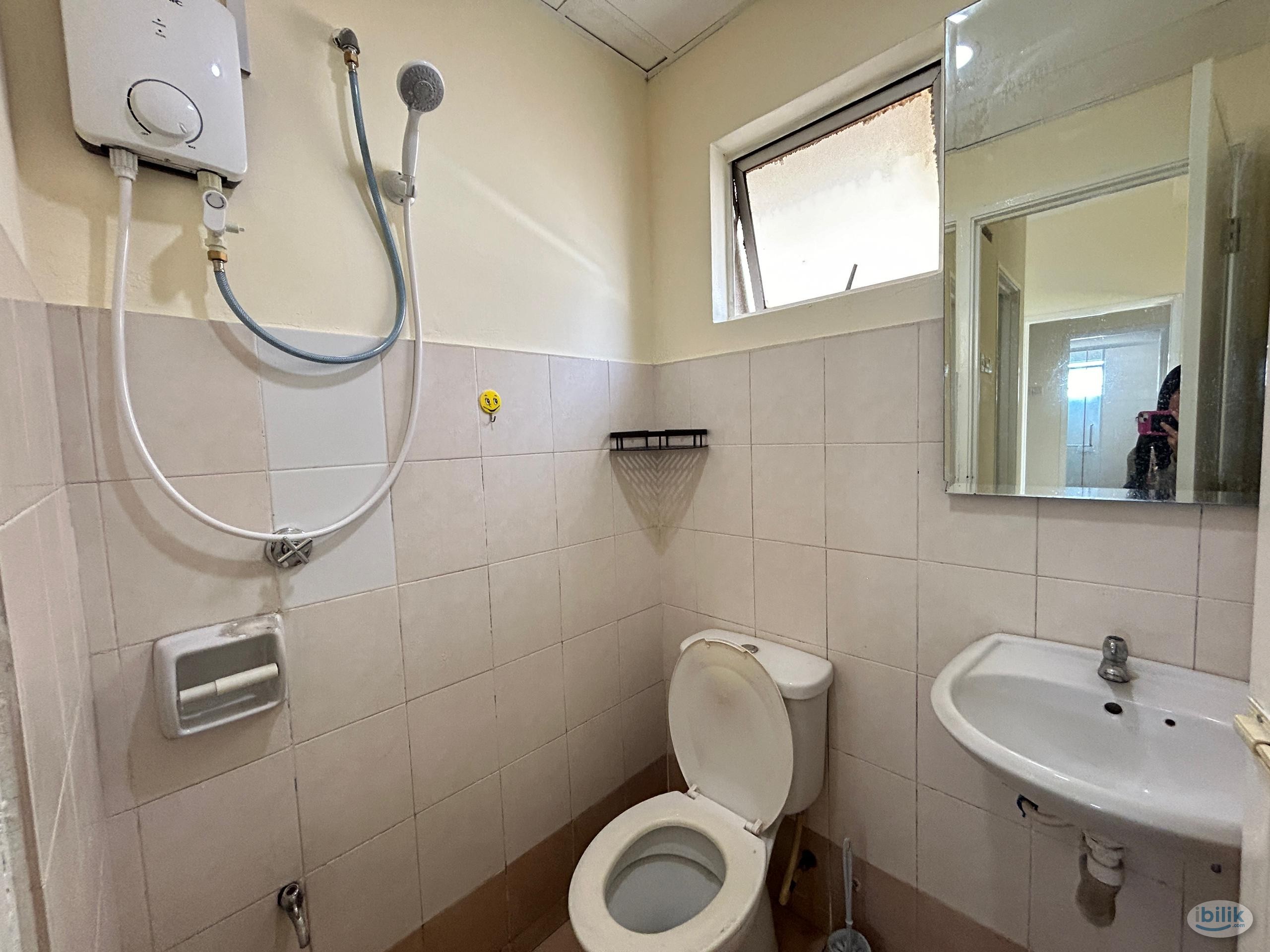 Middle Room at Casa Subang, UEP Subang Jaya - Image 3