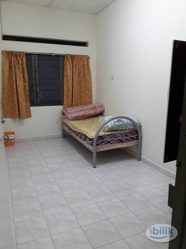 Middle Room For Rent at Taman Silibin - Image 1