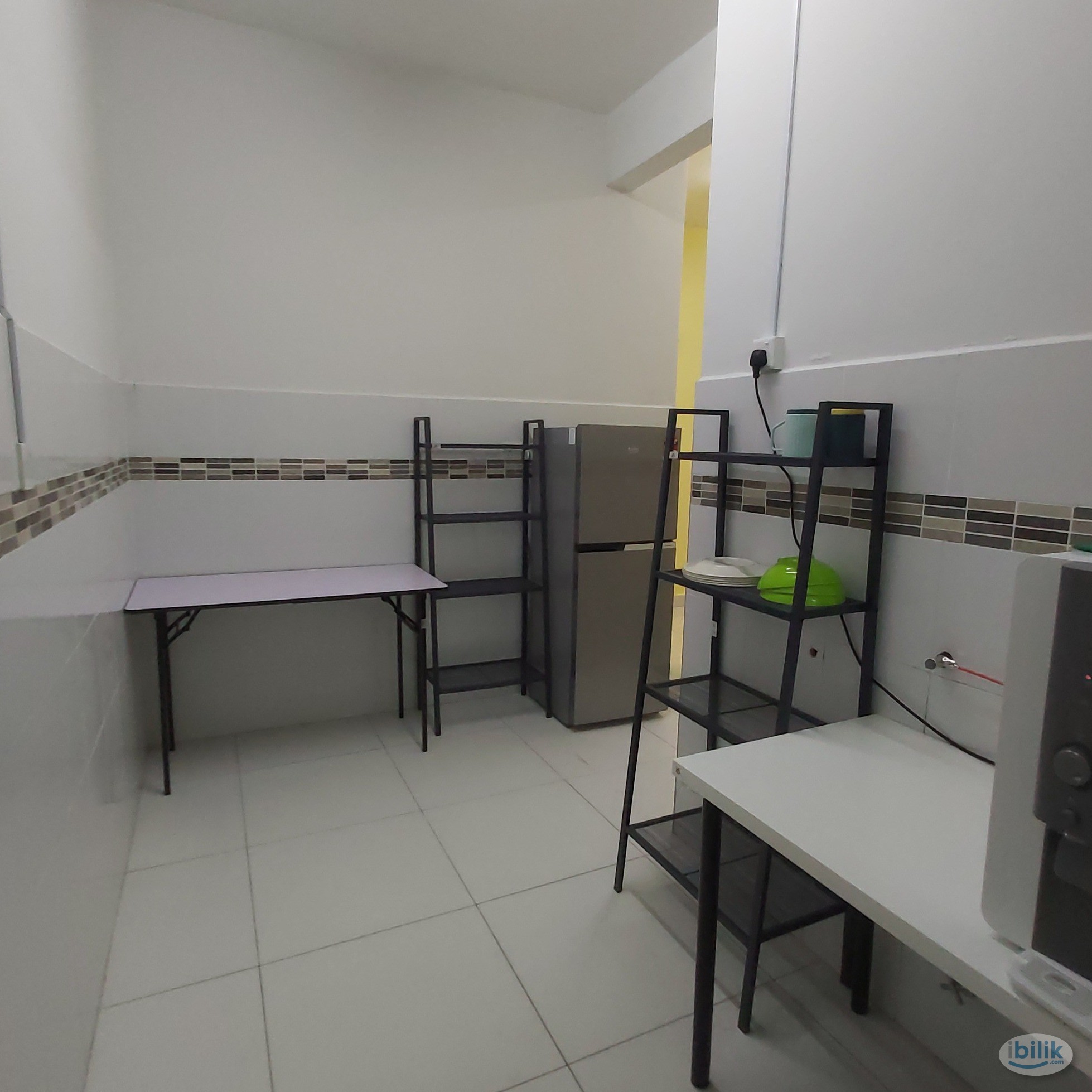 Middle Room at Kristal View, Shah Alam - Image 4