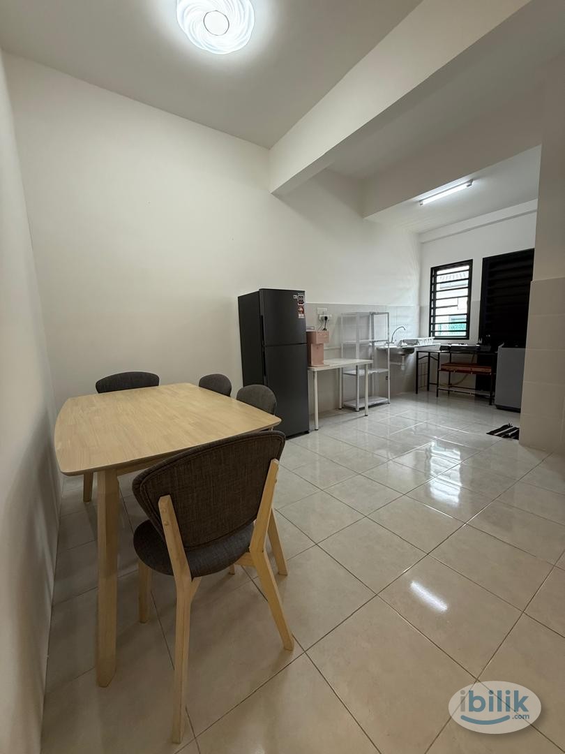 Middle Room at Bandar Puncak Alam, Kuala Selangor - Image 1