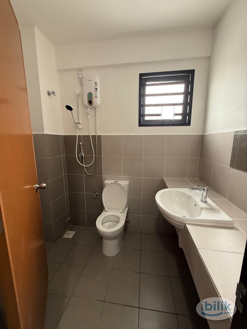Middle Room at Bandar Puncak Alam, Kuala Selangor - Image 2