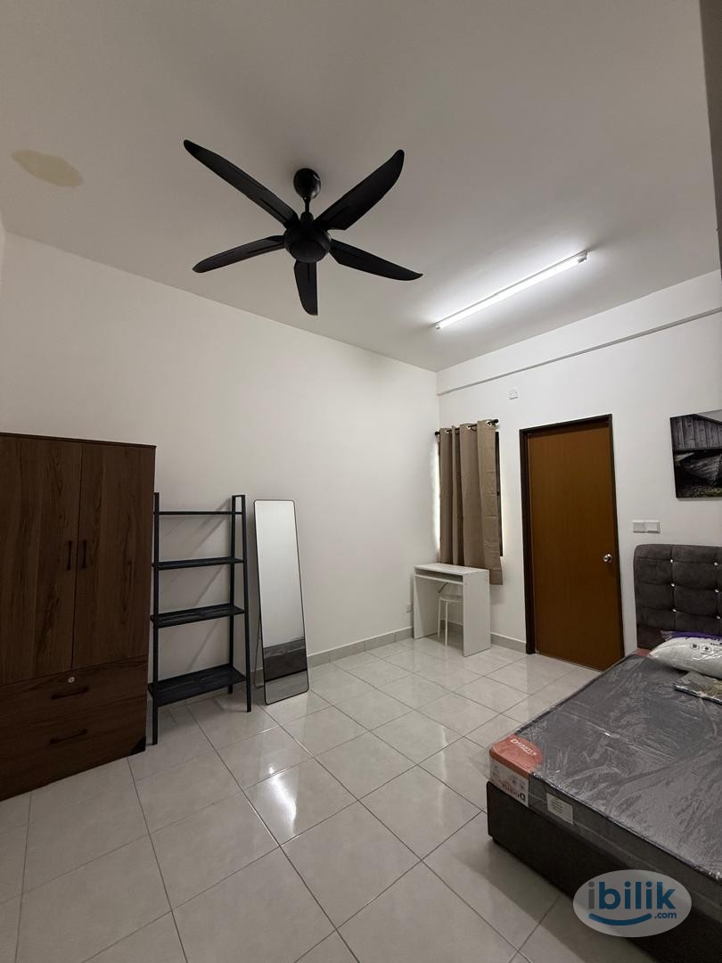 Middle Room at Bandar Puncak Alam, Kuala Selangor - Image 3