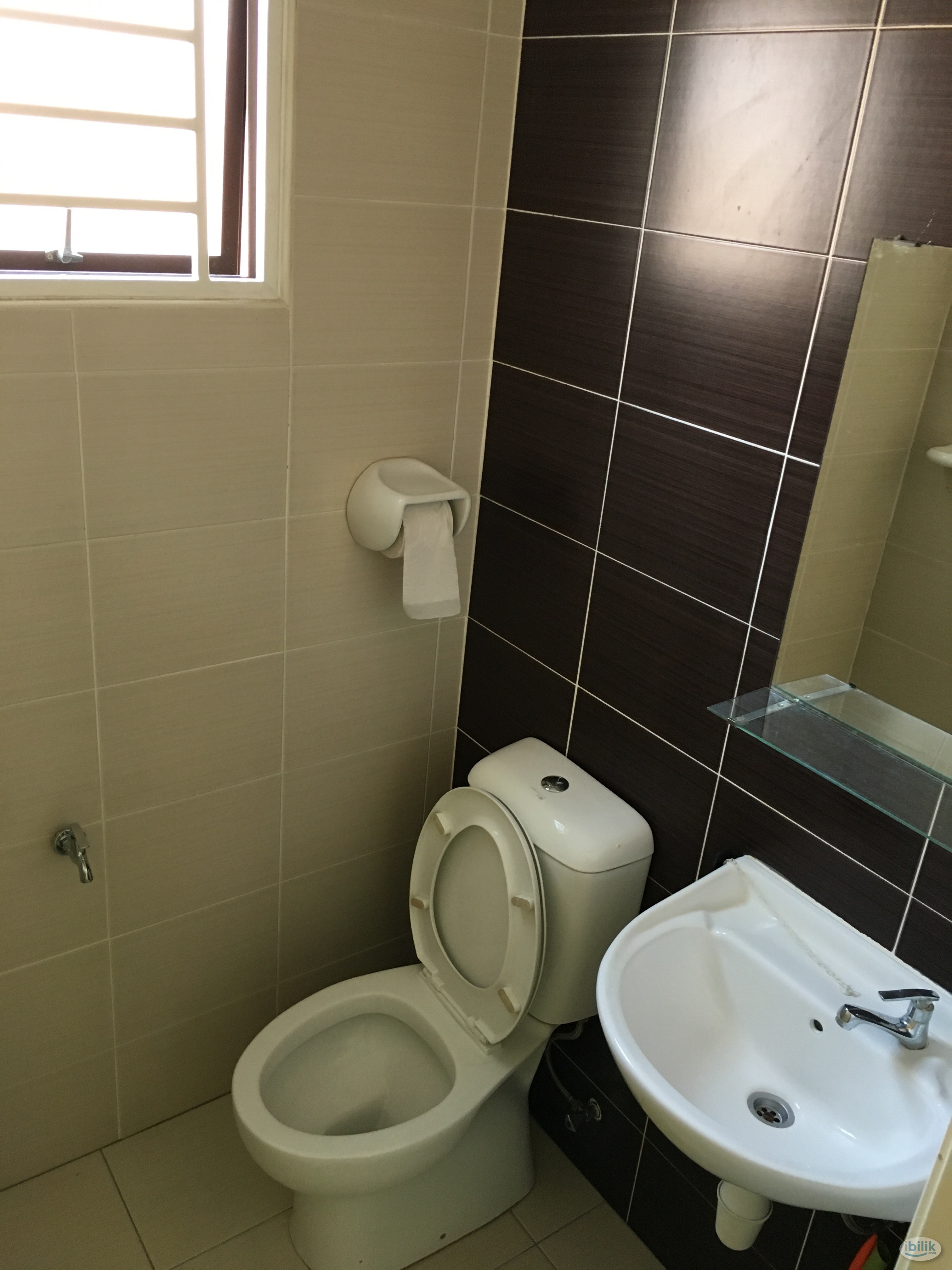 Spacious Double Bedroom with Private Bathroom for Rent - Image 4